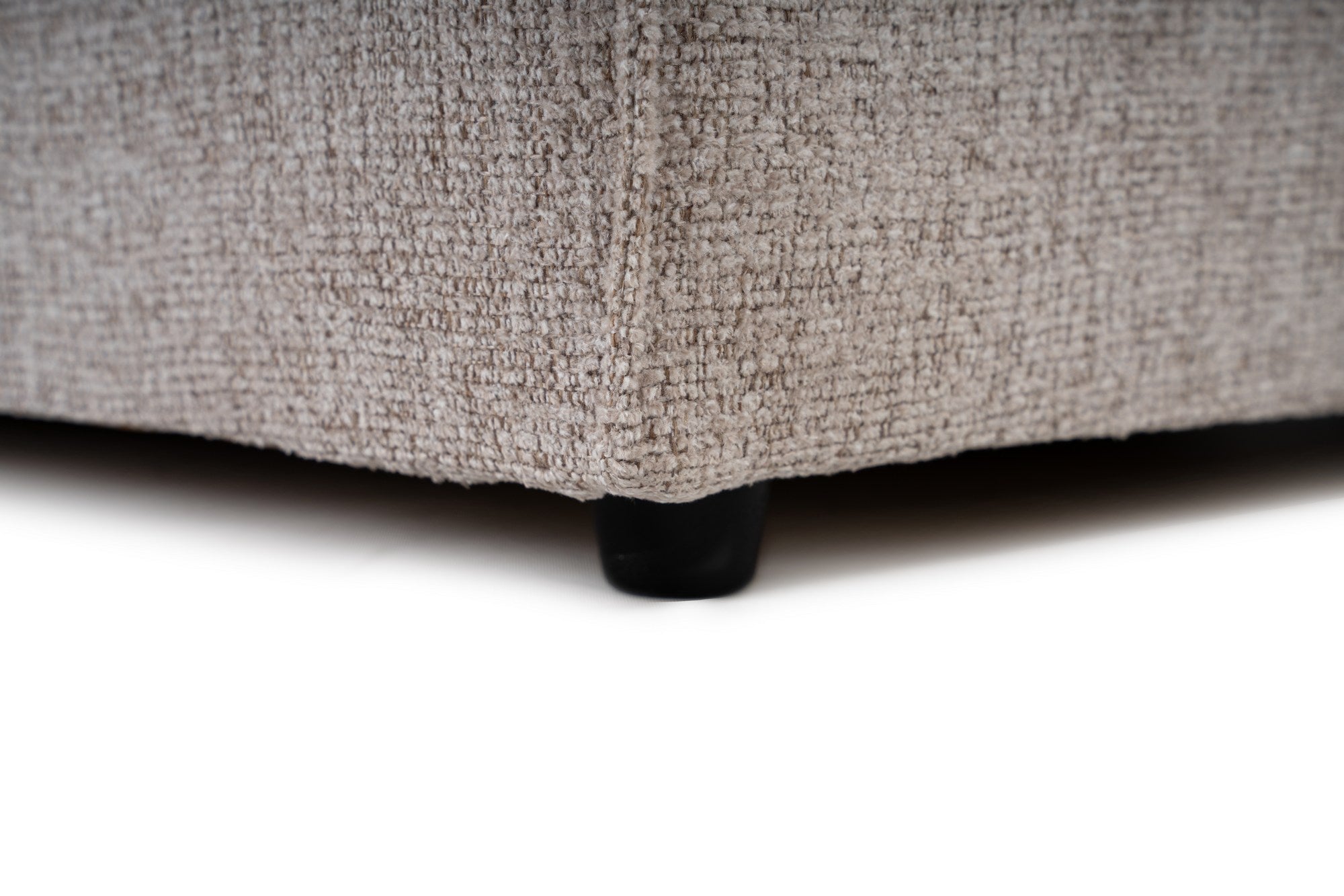 Poltrona elegante de 1 lugar, cor mocha, 108 x 108 x 65 cm | Estrutura 100% madeira de carpa, tecido 100% linho, espuma 32 DNS | Elegante e confortável para espaços de convivência modernas