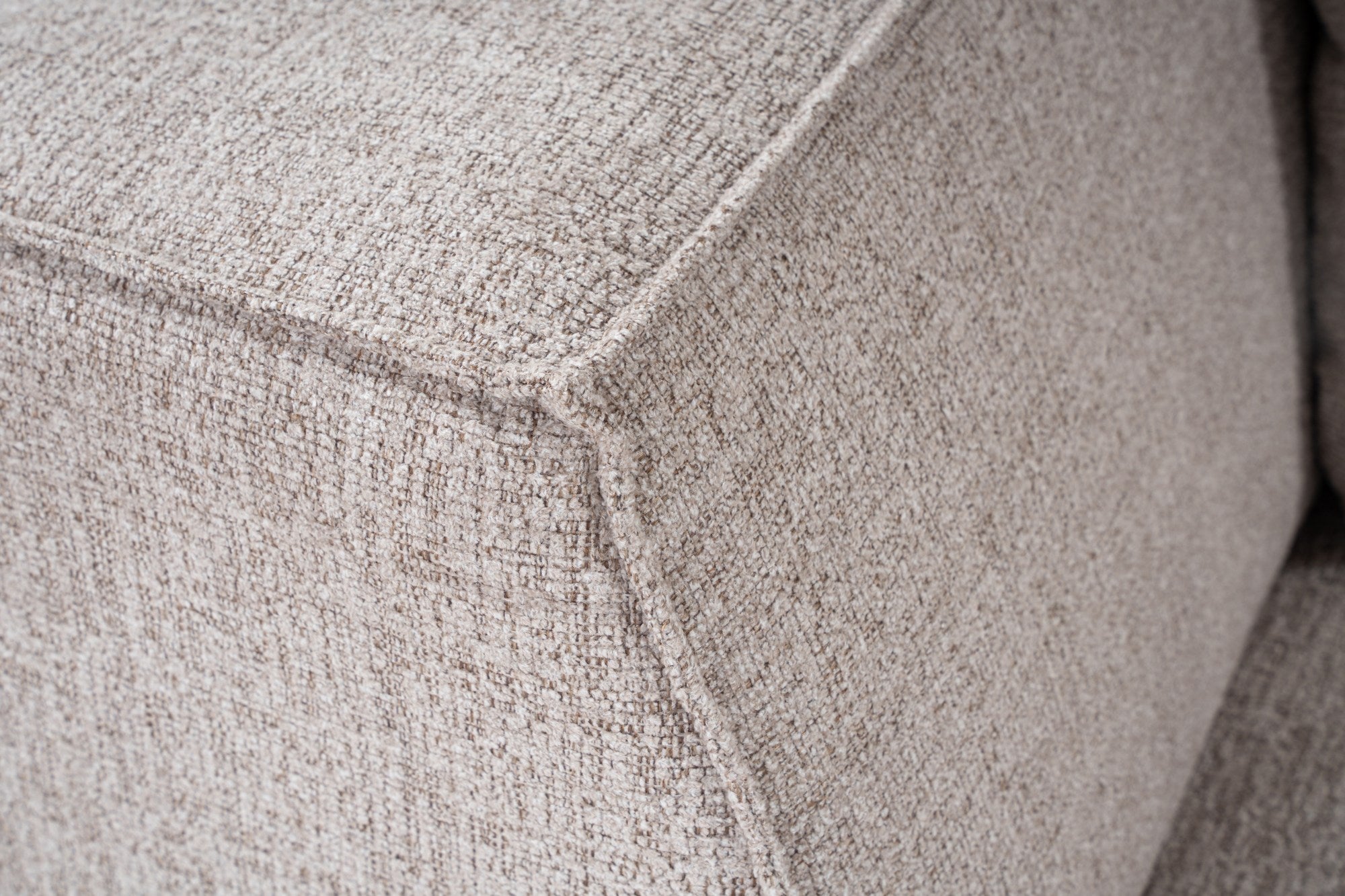 Poltrona elegante de 1 lugar, cor mocha, 108 x 108 x 65 cm | Estrutura 100% madeira de carpa, tecido 100% linho, espuma 32 DNS | Elegante e confortável para espaços de convivência modernas