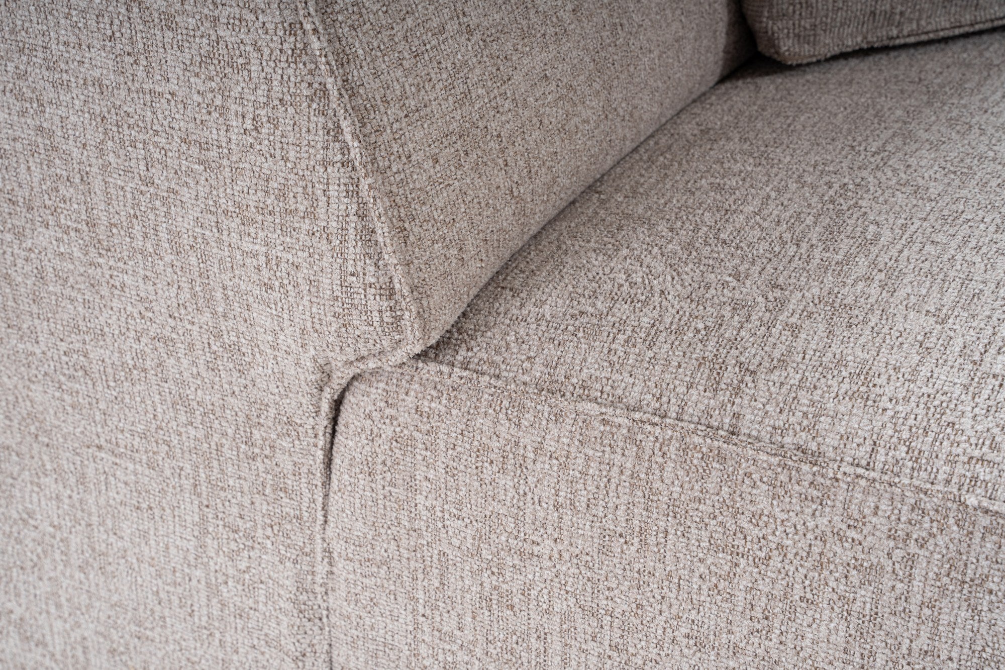 Poltrona elegante de 1 lugar, cor mocha, 108 x 108 x 65 cm | Estrutura 100% madeira de carpa, tecido 100% linho, espuma 32 DNS | Elegante e confortável para espaços de convivência modernas
