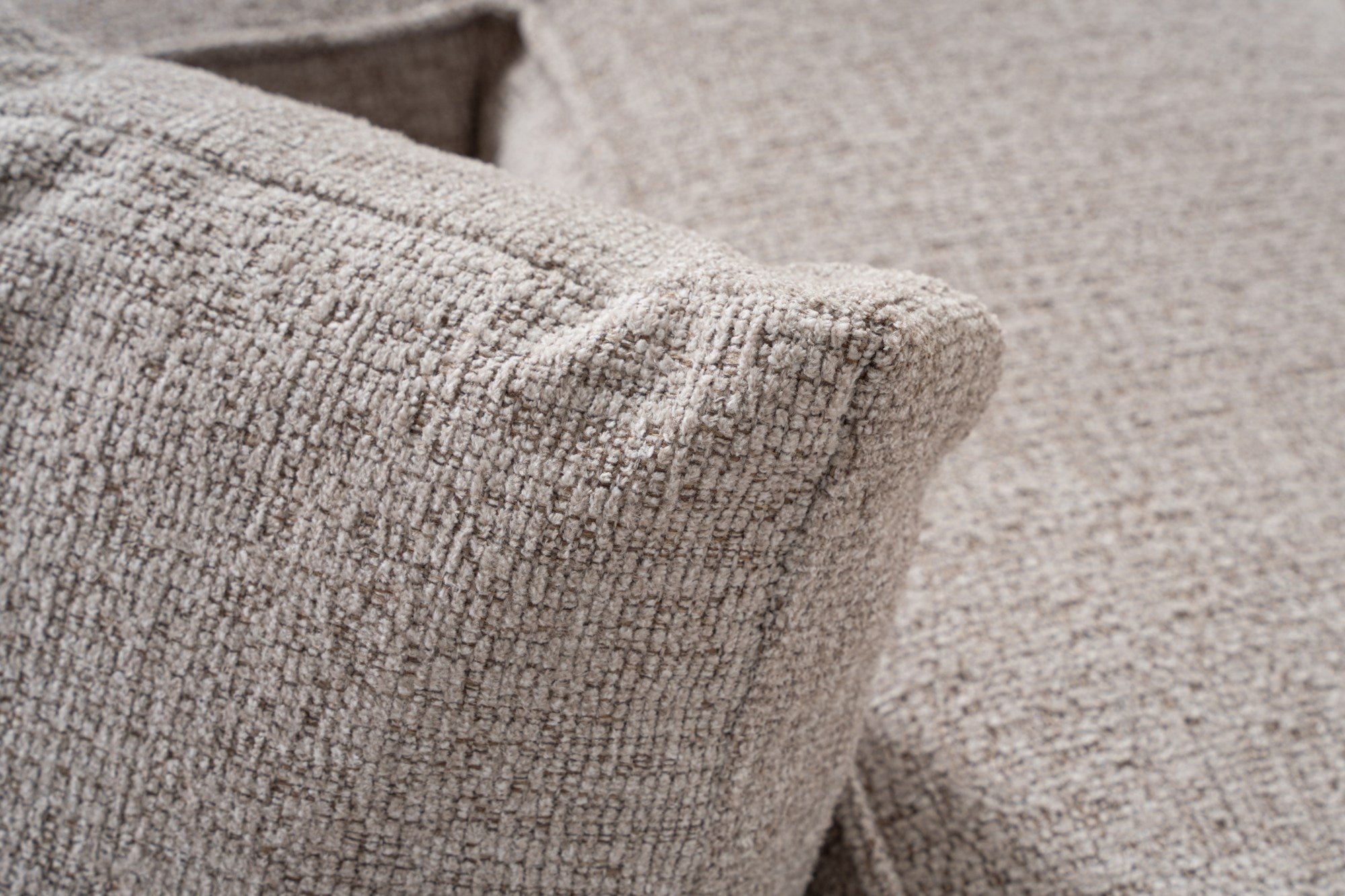 Poltrona elegante de 1 lugar, cor mocha, 108 x 108 x 65 cm | Estrutura 100% madeira de carpa, tecido 100% linho, espuma 32 DNS | Elegante e confortável para espaços de convivência modernas