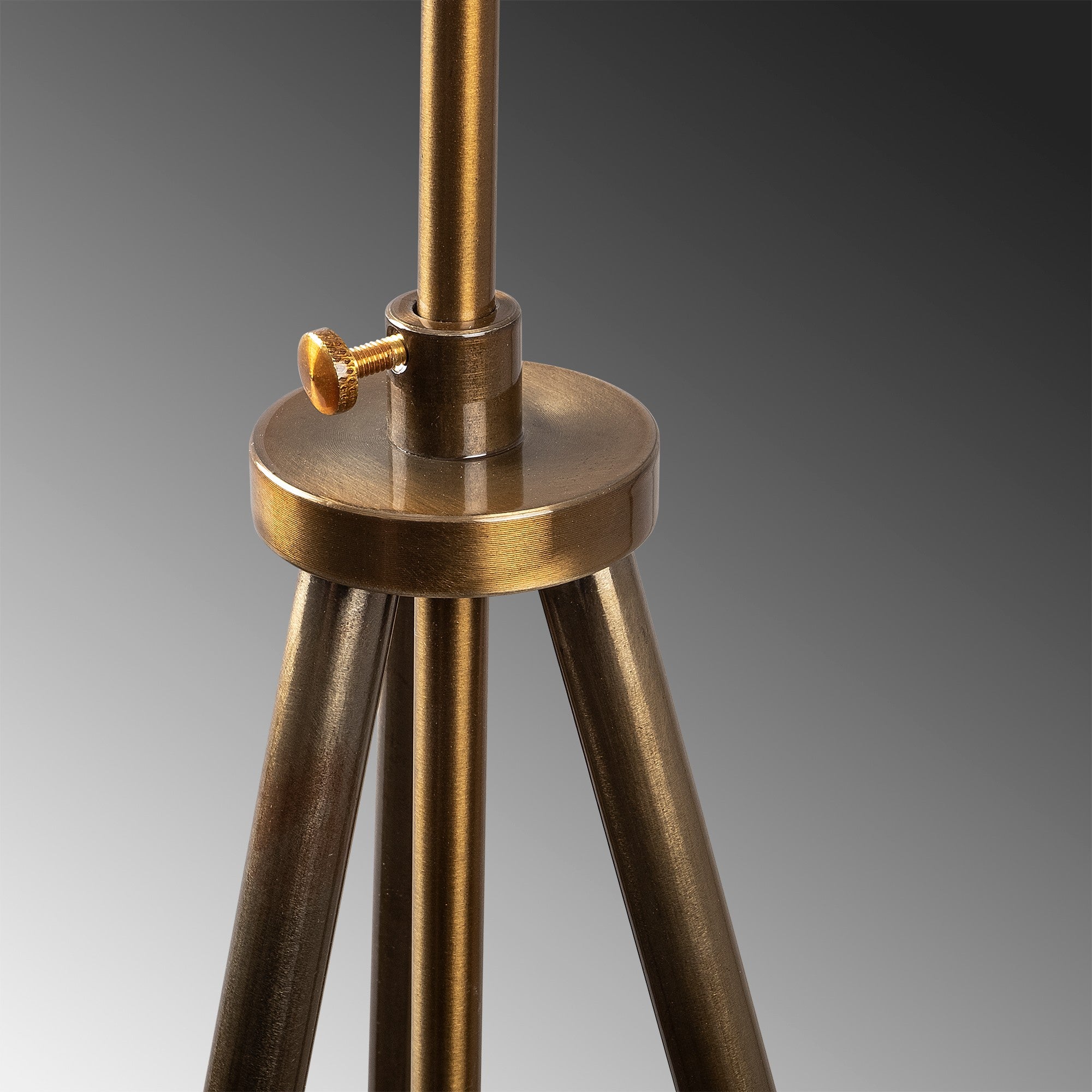 Candeeiro de Pé – 165 cm de Altura – Castanho – Metal