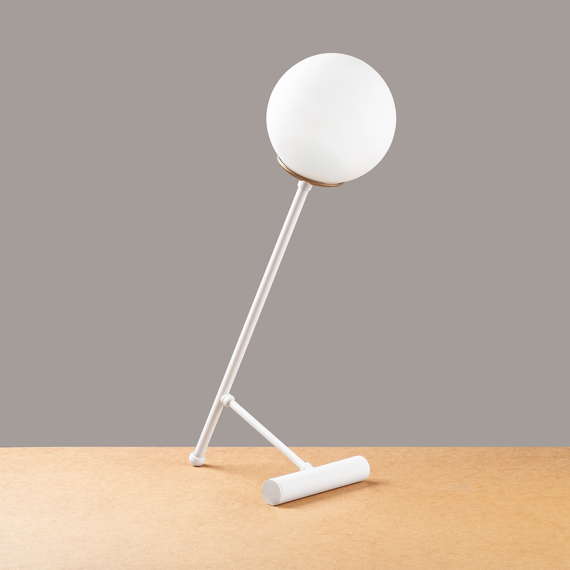 Candeeiro de Mesa Escandinava, Corpo em Ferro Branco, 30 x 30 cm, Altura 51 cm, Soquete E27, Potência Máxima de 40 W, Cabo de 200 cm | Design Elegante e Minimalista para Espaços Modernos