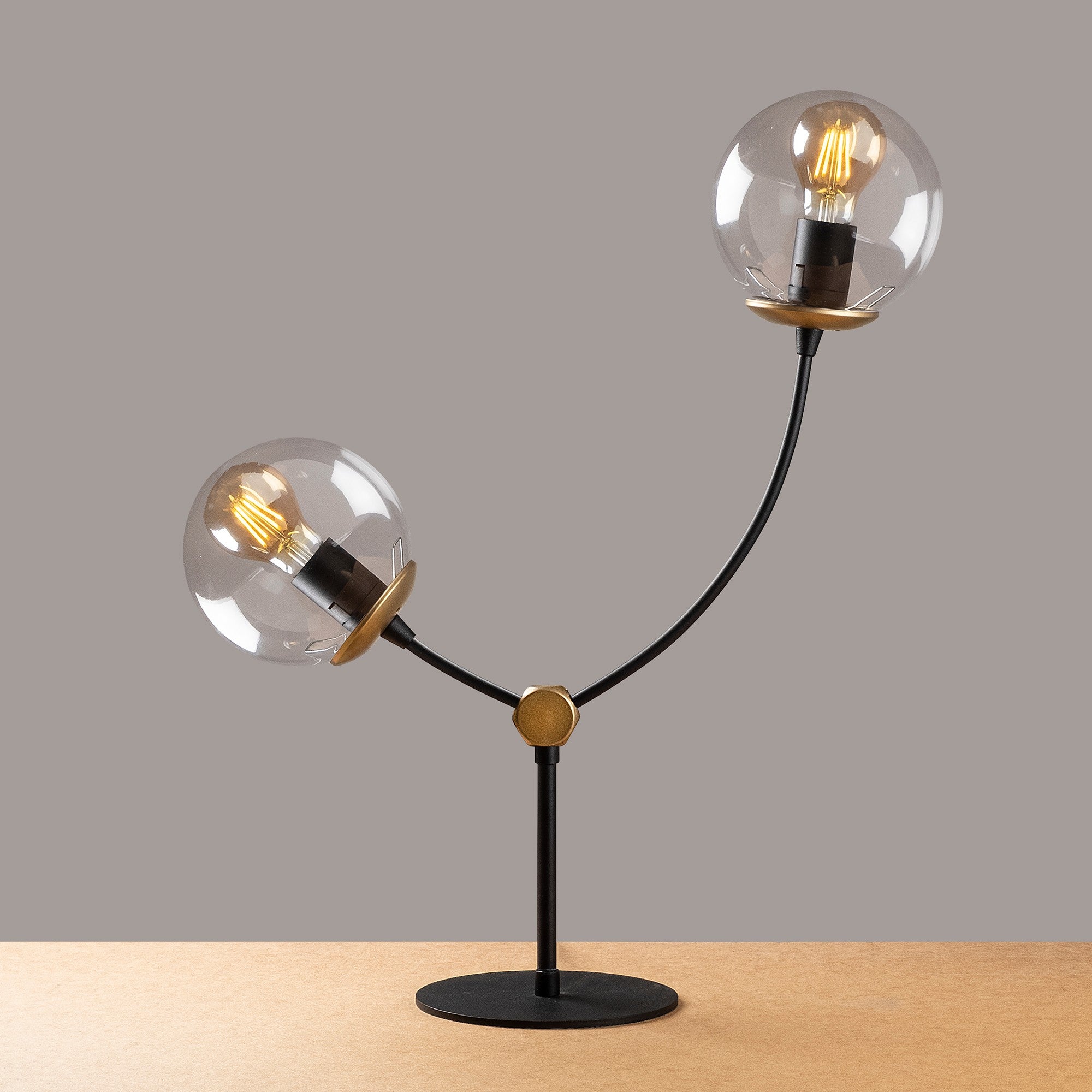 Candeeiro de Mesa Estilo Escandinavo, Corpo em Metal Preto, 48 x 17 cm, Altura 59 cm, Tampa de Vidro, 2 Soquetes E27, Cabo de 200 cm | Solução de Iluminação Elegante e Moderna