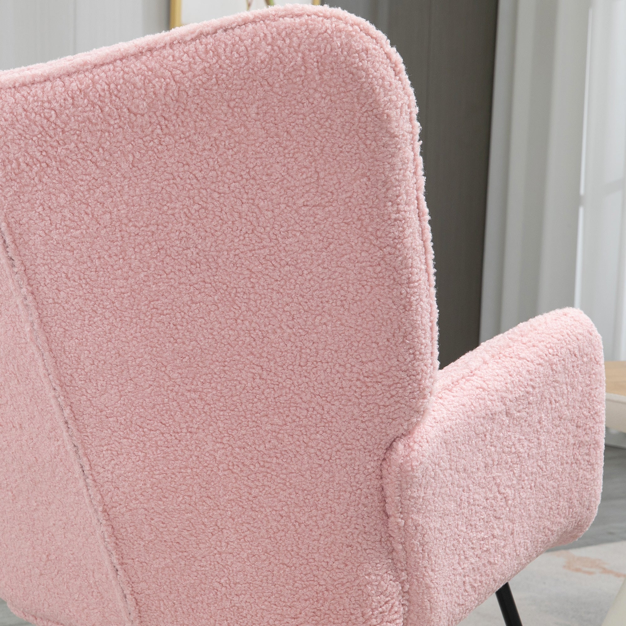 Poltrona Baloiço em Borrego Rosa – 71x92x101 cm – Poliéster, Madeira de Faia, Aço e Espuma