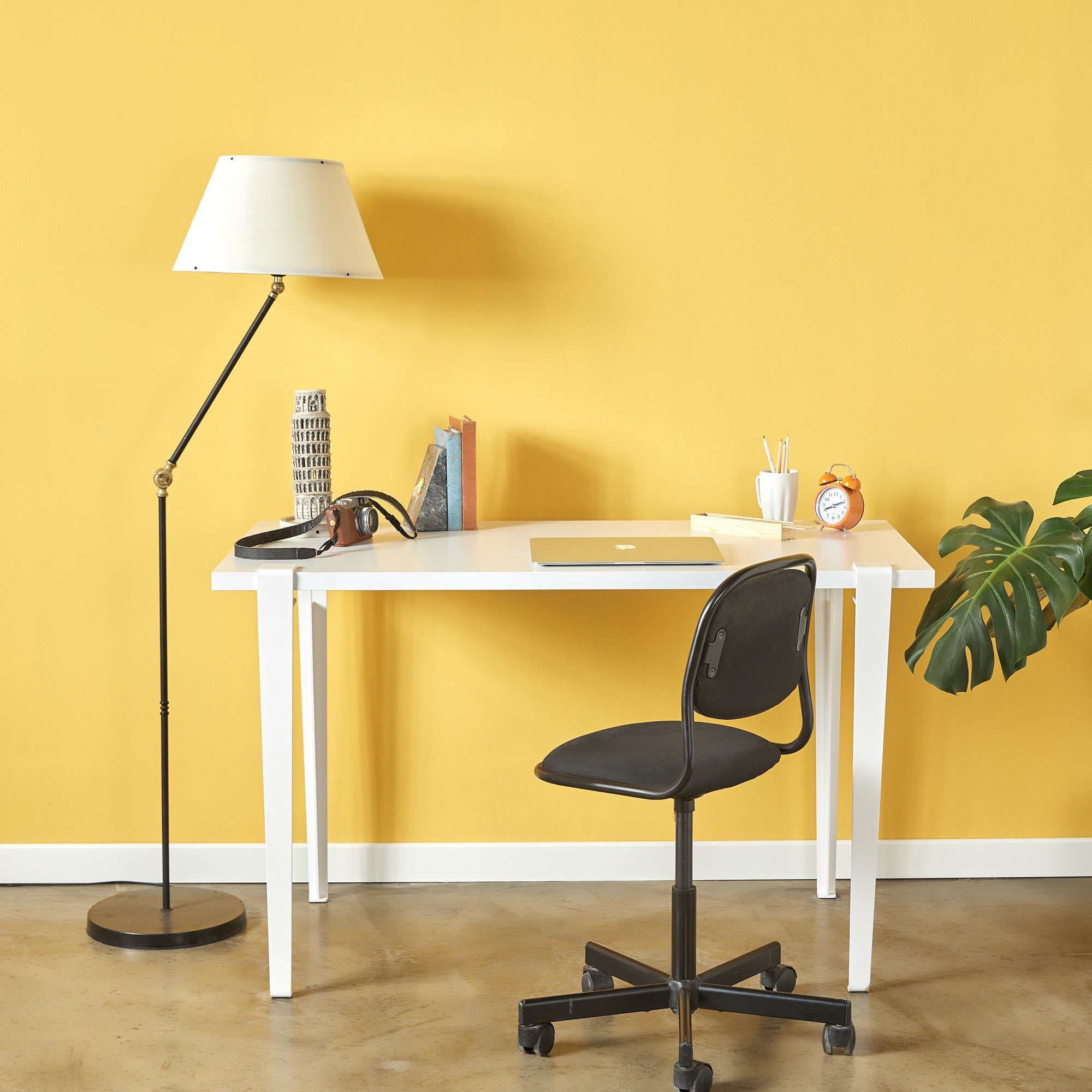 Mesa de Estudo Branca 120cm - Montagem Rápida para 4 Pessoas com Pernas de Aço Preto