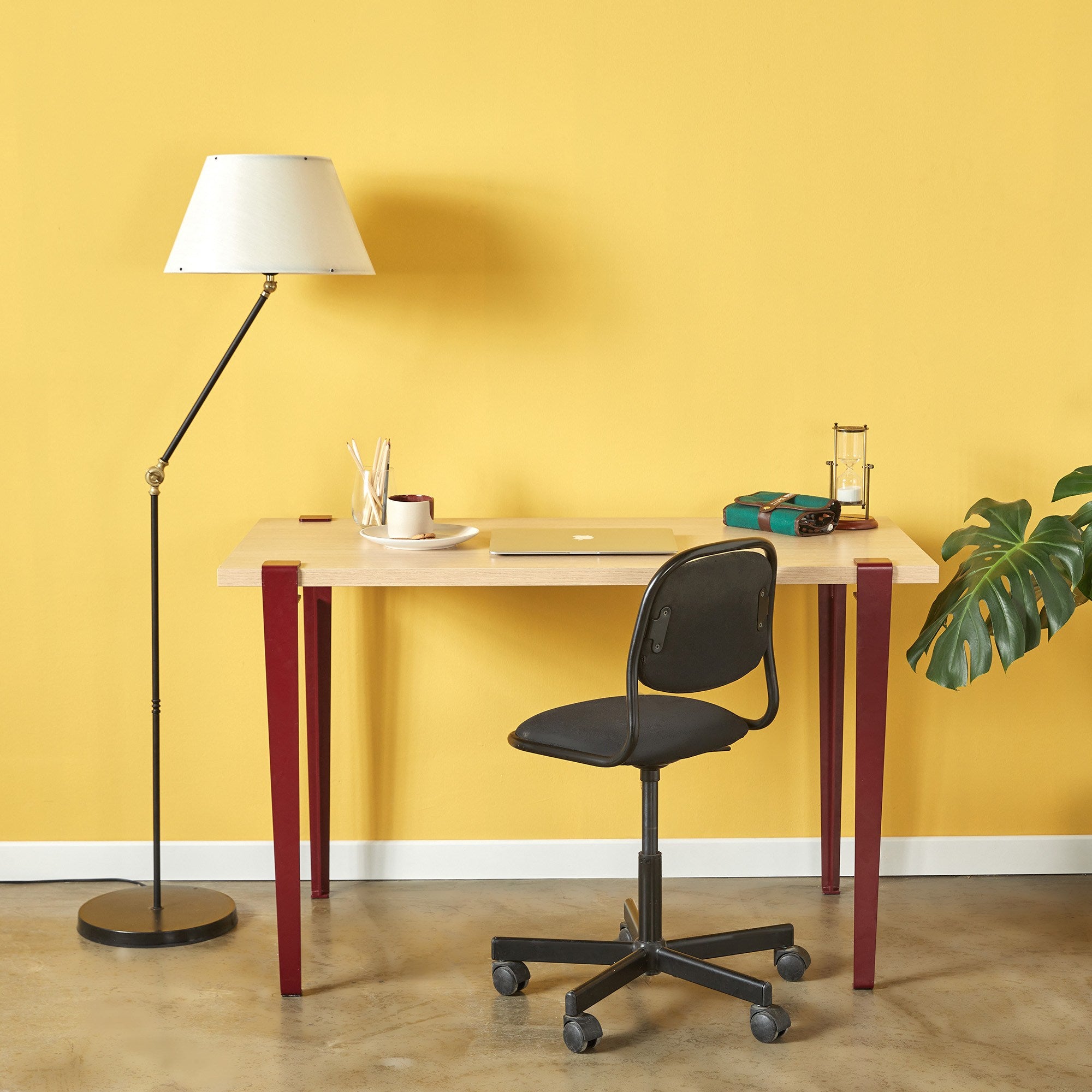 Mesa de Estudo Elegante em Madeira Burgundy - 120cm com Pernas de Aço, Montagem Rápida para 4 Pessoas