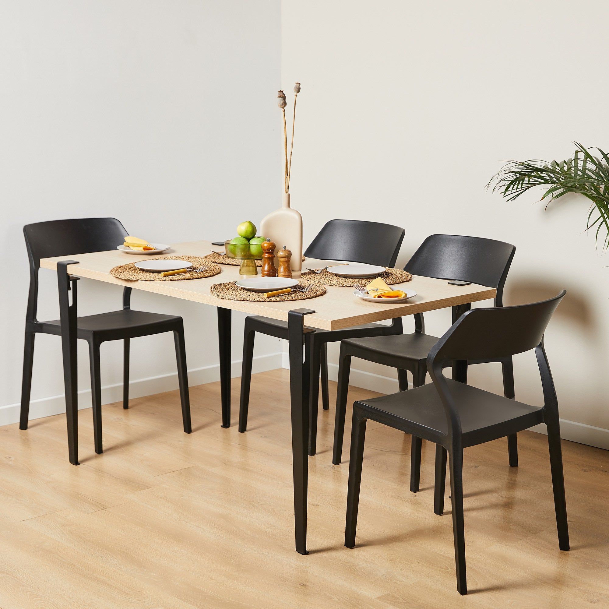 Mesa de Jantar Moderna em Madeira e Preto - 150cm com Pernas de Aço e Montagem Rápida