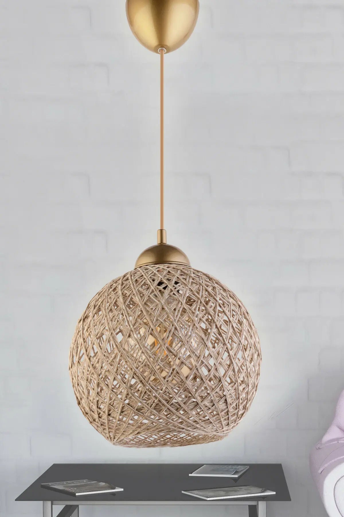 Candeeiro de Teto – 22 cm de diâmetro, 54 cm de altura – Branco e Dourado – Plástico e Algodão