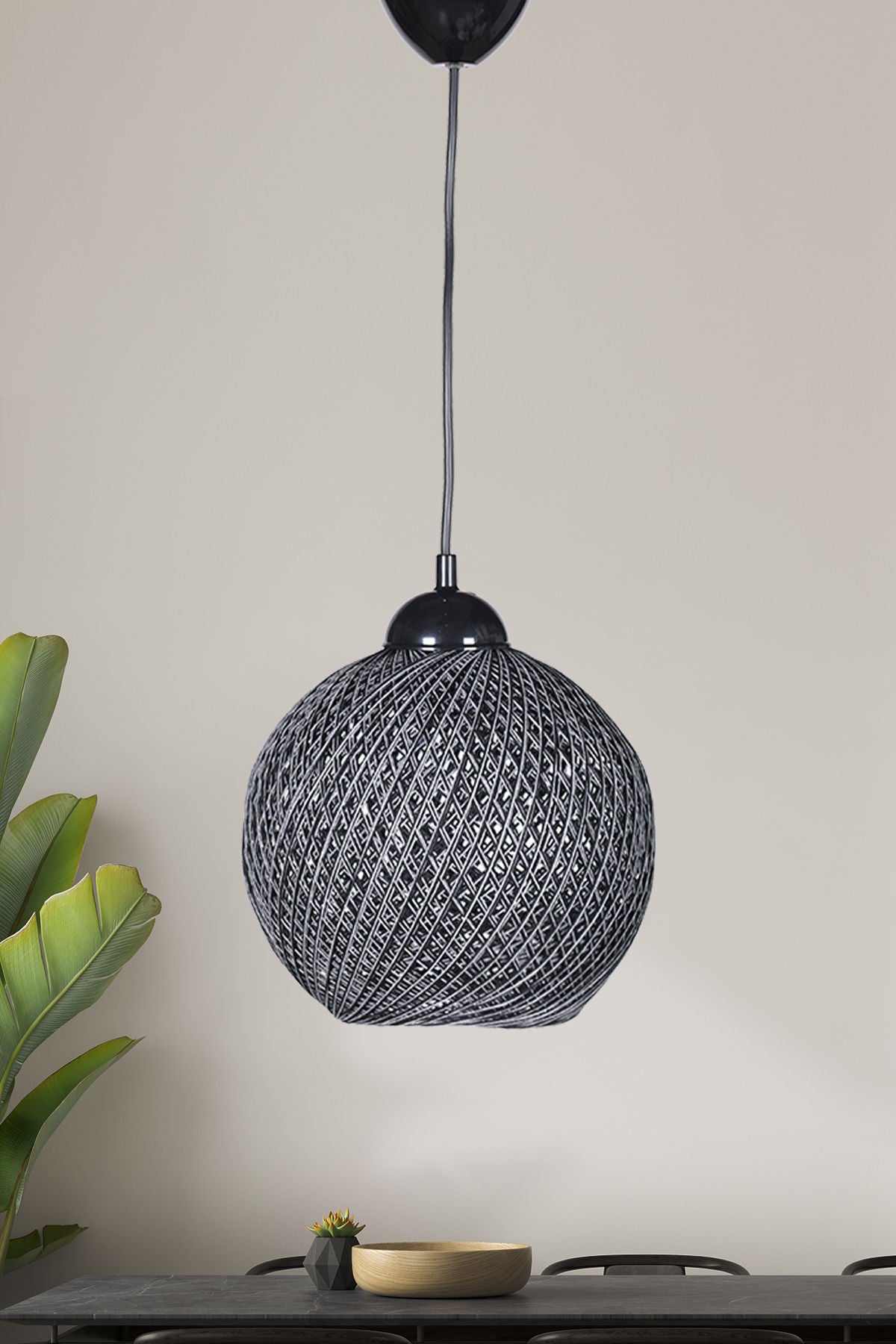 Candeeiro de Teto – 22 cm de diâmetro x 54 cm de altura – Preto e Cinza – Plástico e Algodão