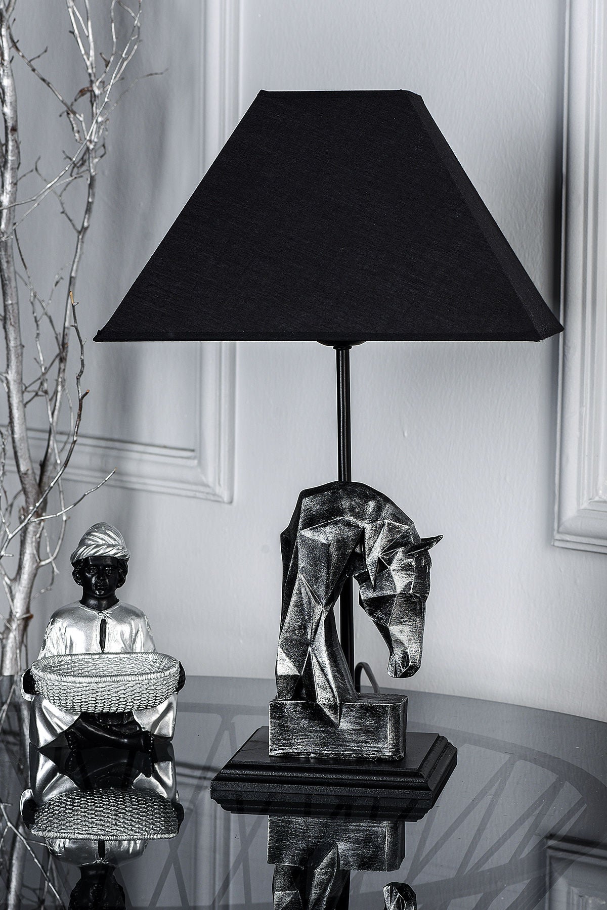 Candeeiro de Mesa – Diâmetro 30 cm, Altura 47 cm – Preto – Metal e Tecido