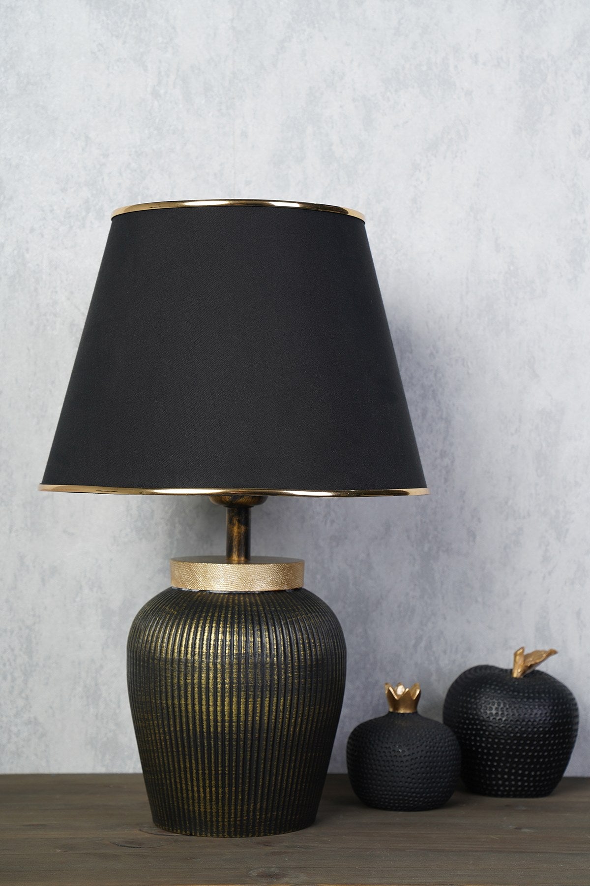 Candeeiro de Mesa – 50 cm x 30 cm – Preto e Dourado – Metálico
