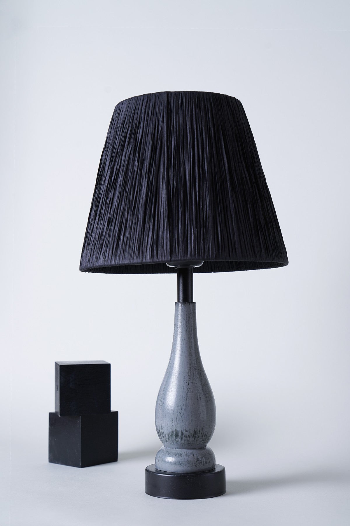 Candeeiro de Mesa – 24 cm x 47 cm – Cinza e Preto – Madeira e Corda