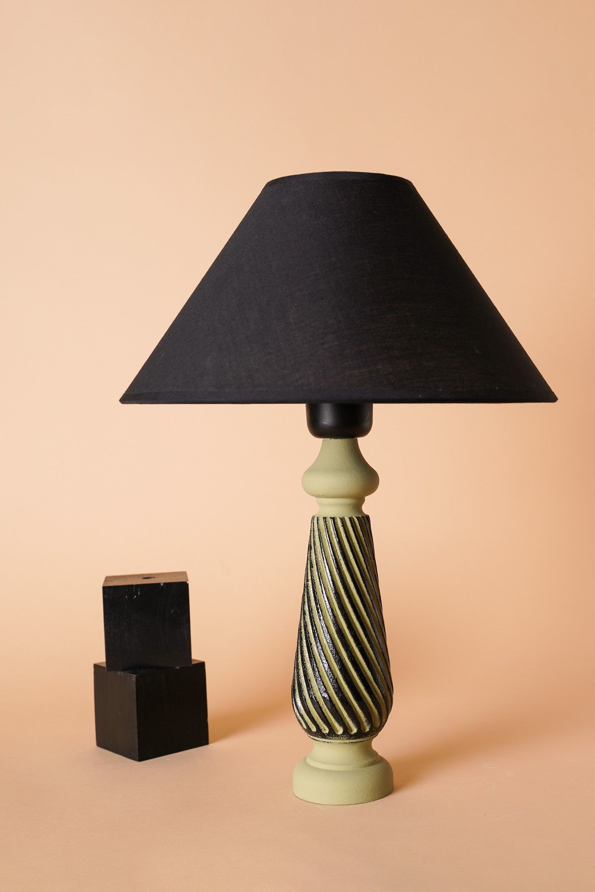 Candeeiro de Mesa – 33 cm x 45 cm – Verde e Preto – Madeira