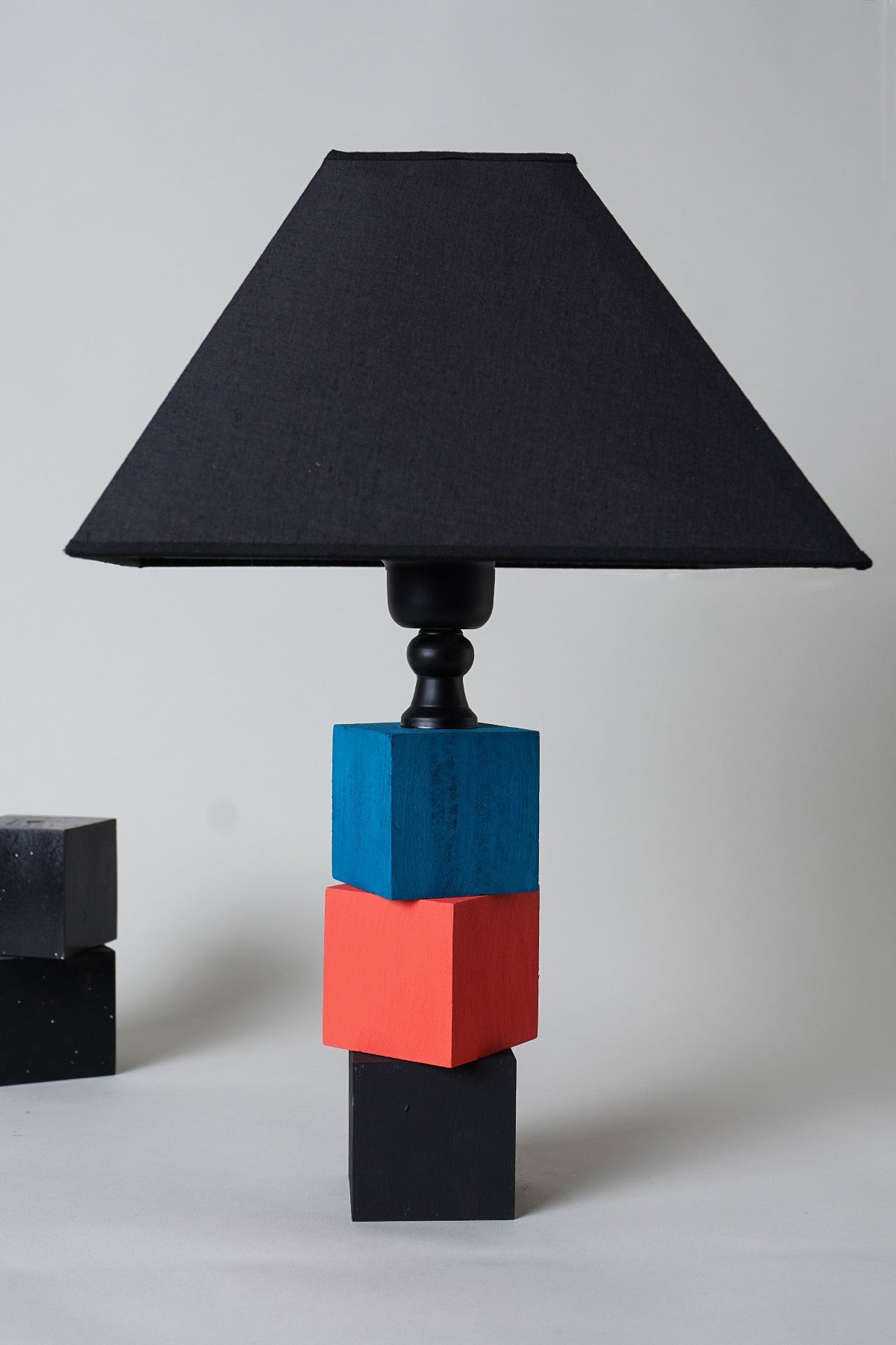 Candeeiro de Mesa de Madeira – 45 cm – Preto, Azul, Vermelho