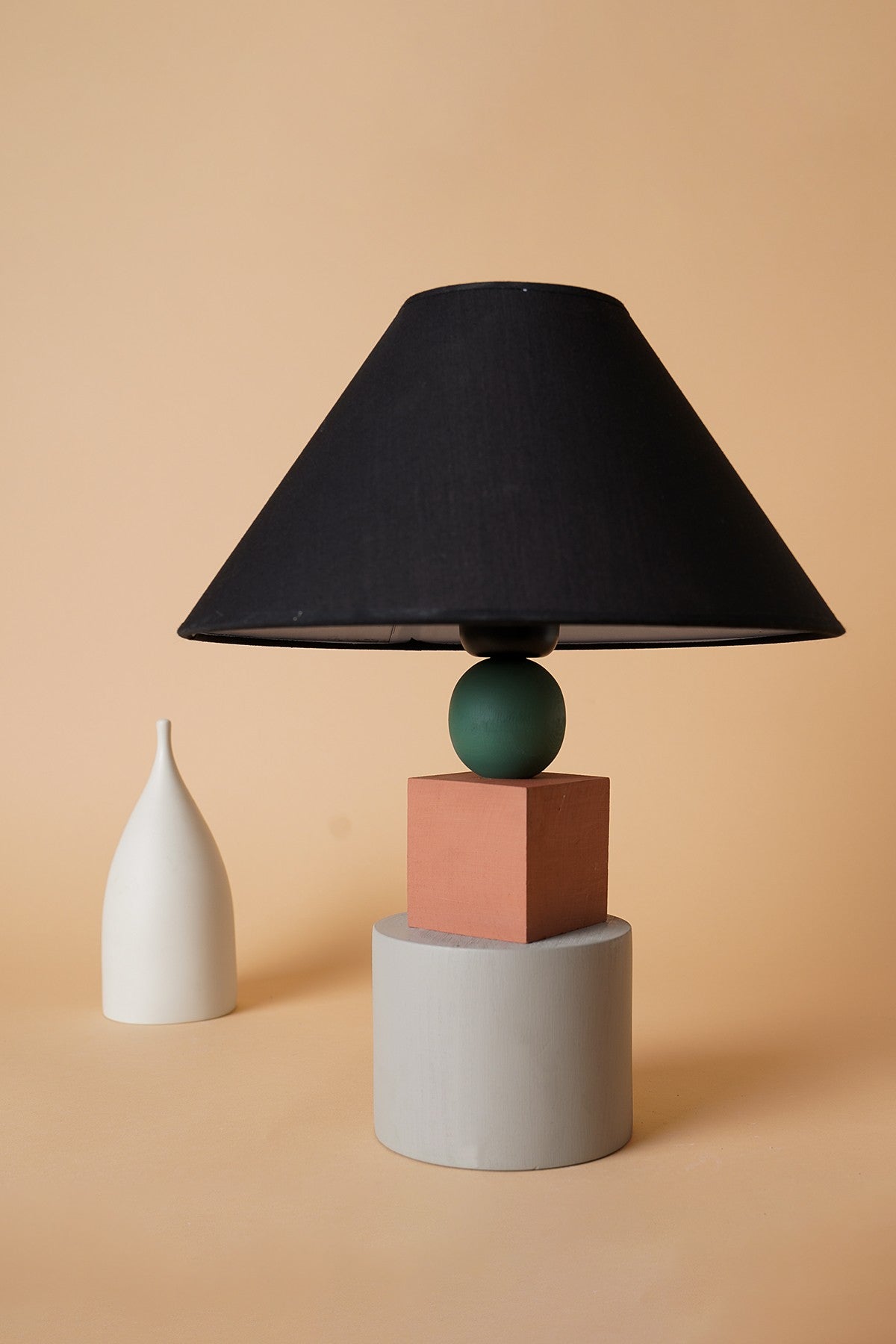 Candeeiro de Mesa – 40 cm x 30 cm – Cinza Claro, Vermelho Telha, Preto, Verde – Madeira