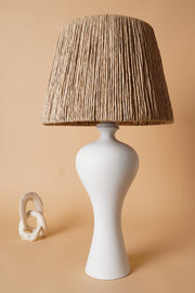 Candeeiro de Mesa – 63 cm – Branco e Carvalho – Cerâmica