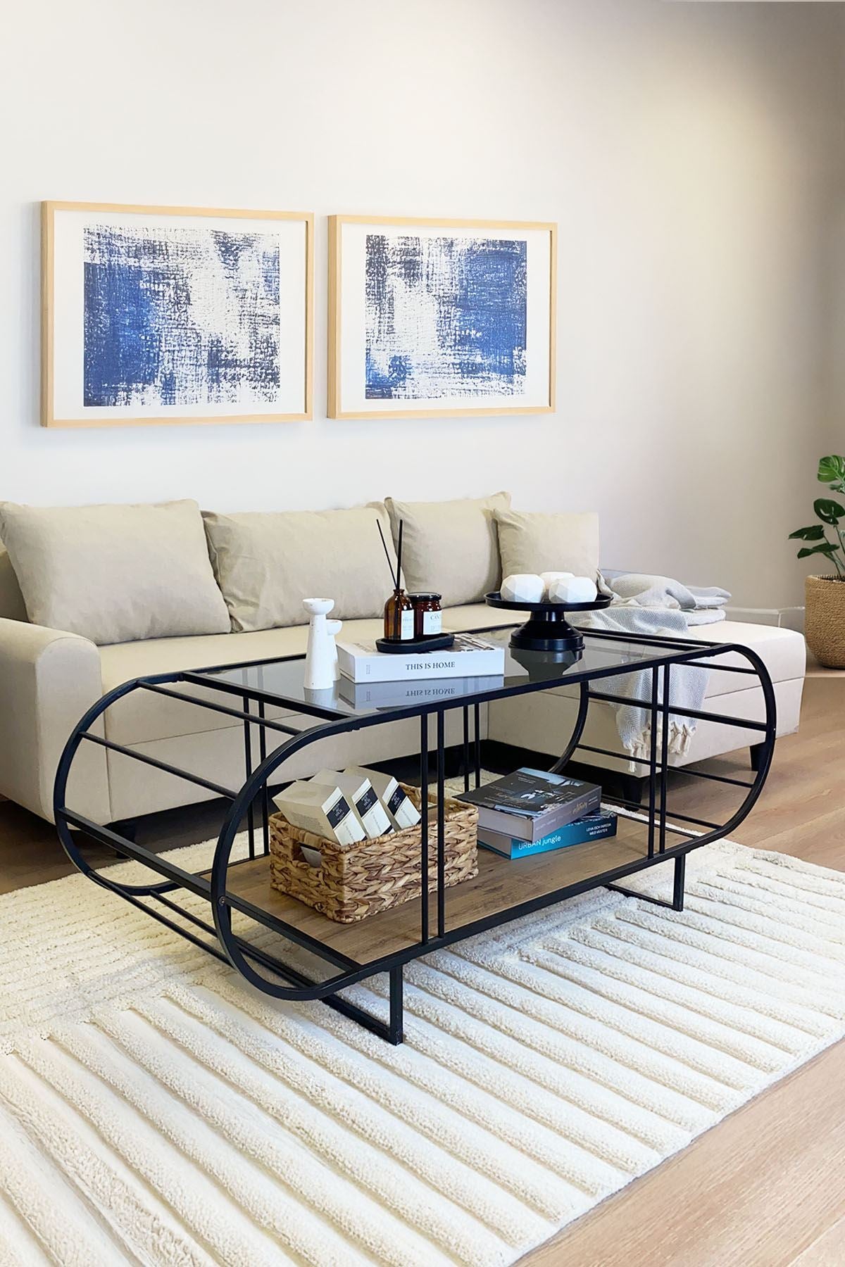 Mesa de Centro – 145cm x 47cm x 50cm – Pinheiro Atlântico e Fumaça – Aglomerado e Vidro