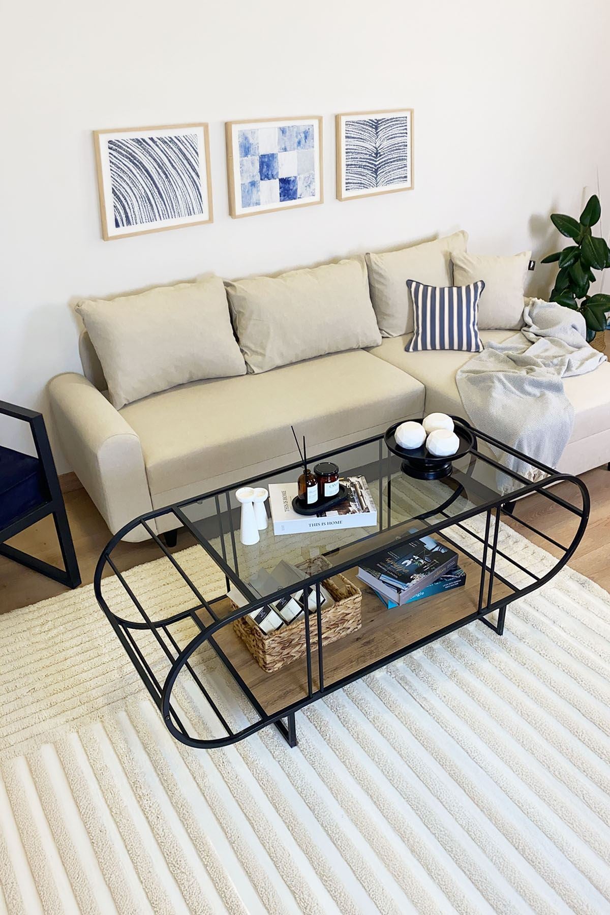 Mesa de Centro – 145cm x 47cm x 50cm – Pinheiro Atlântico e Fumaça – Aglomerado e Vidro