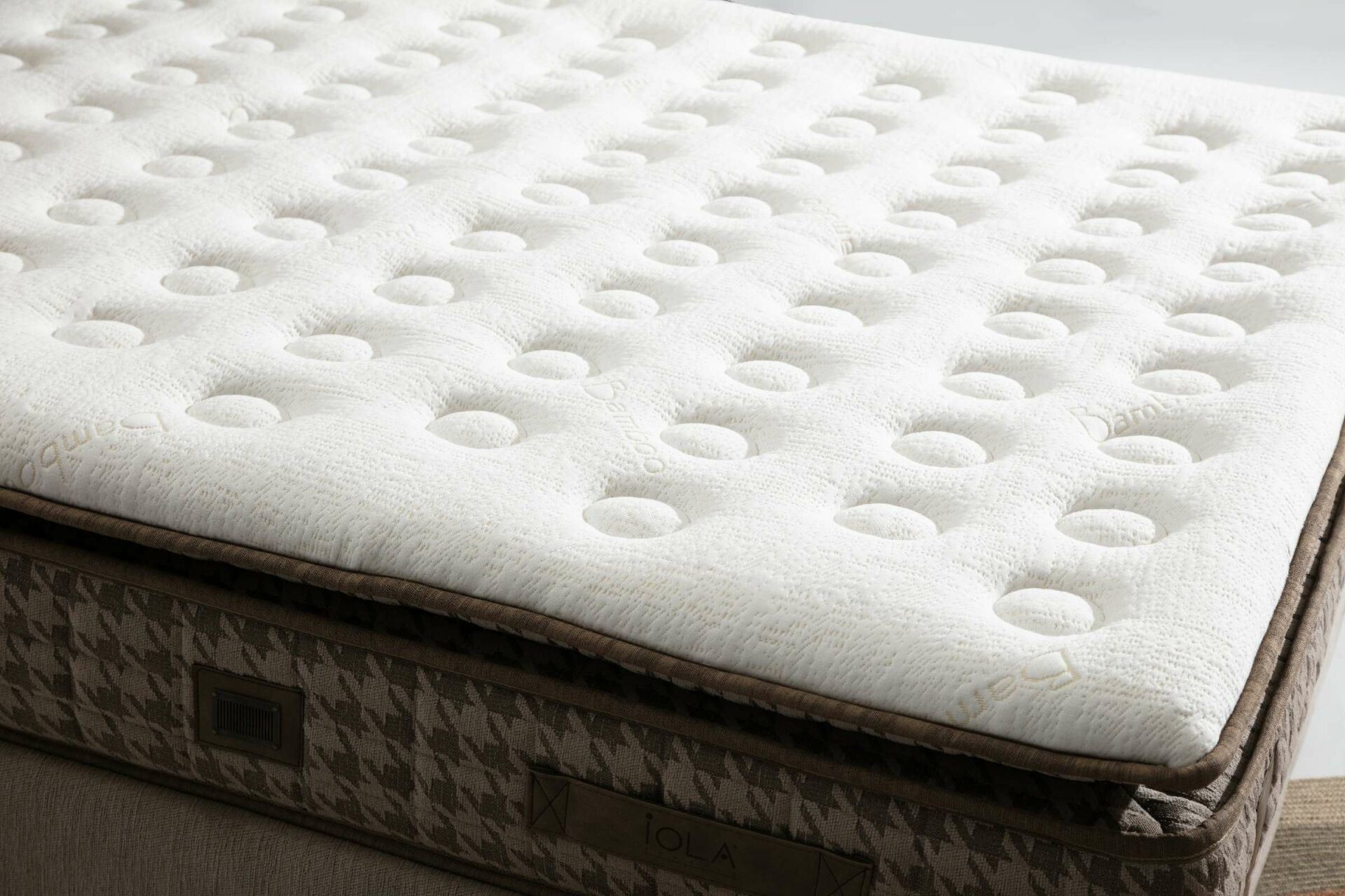 Colchão – 180 cm x 200 cm – Marrom – 100% poliéster, 18% viscose, 18% bambu