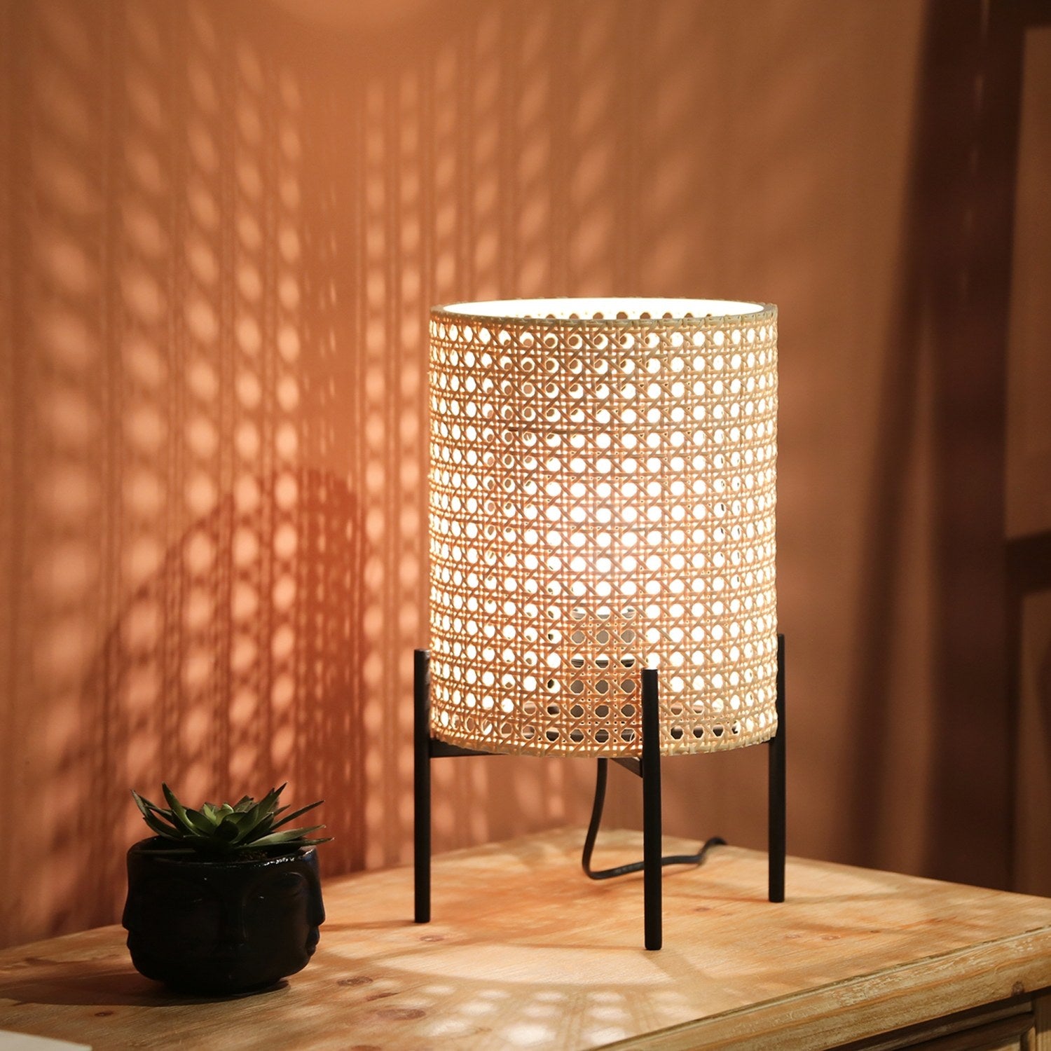 Candeeiro de Mesa – 35 cm – Creme e Preto – Rattan