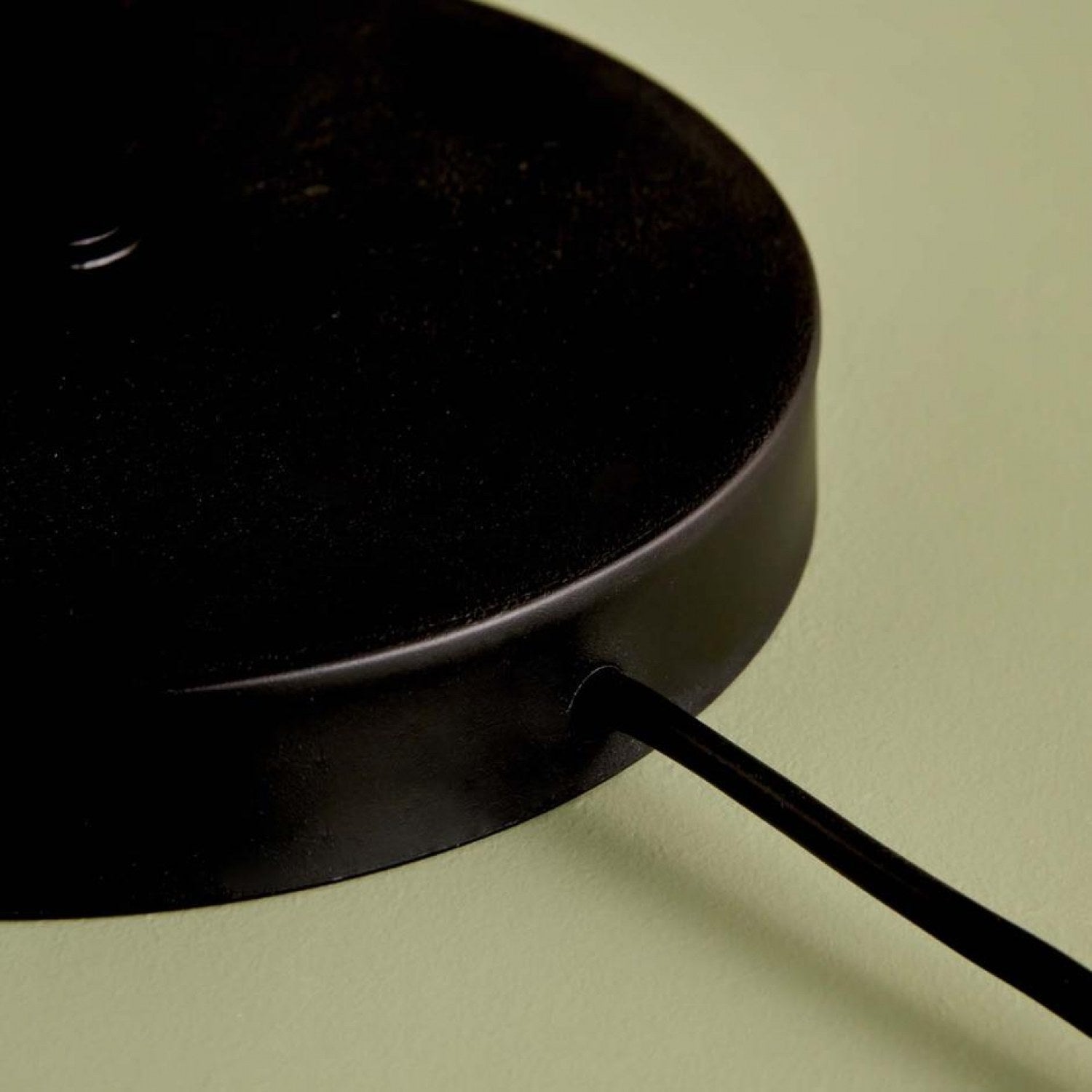 Candeeiro de Mesa – 24 cm diâmetro – Branco e Preto – 100% Tecido e Metal