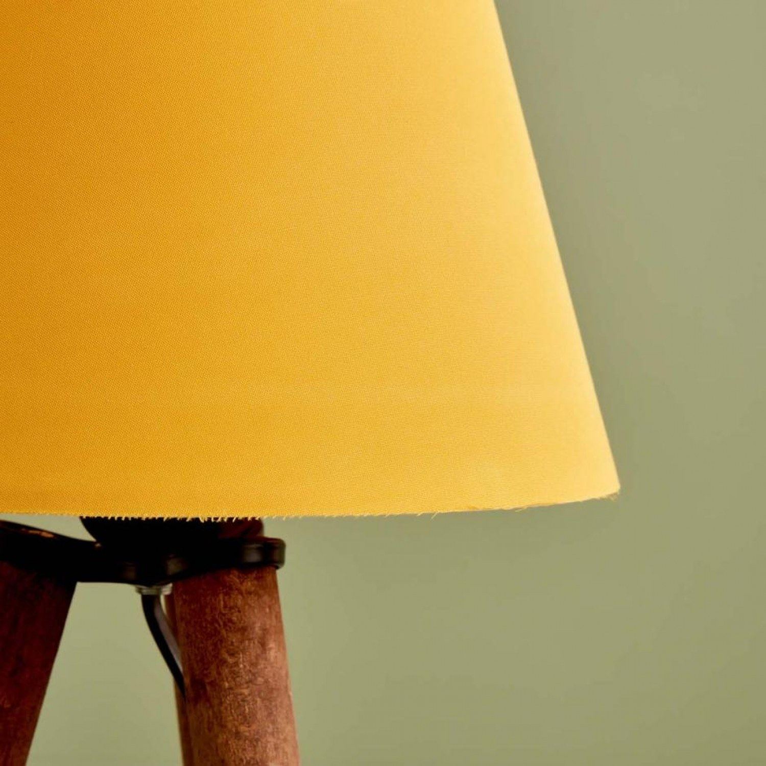 Candeeiro de Mesa – 32 cm – Amarelo – Madeira