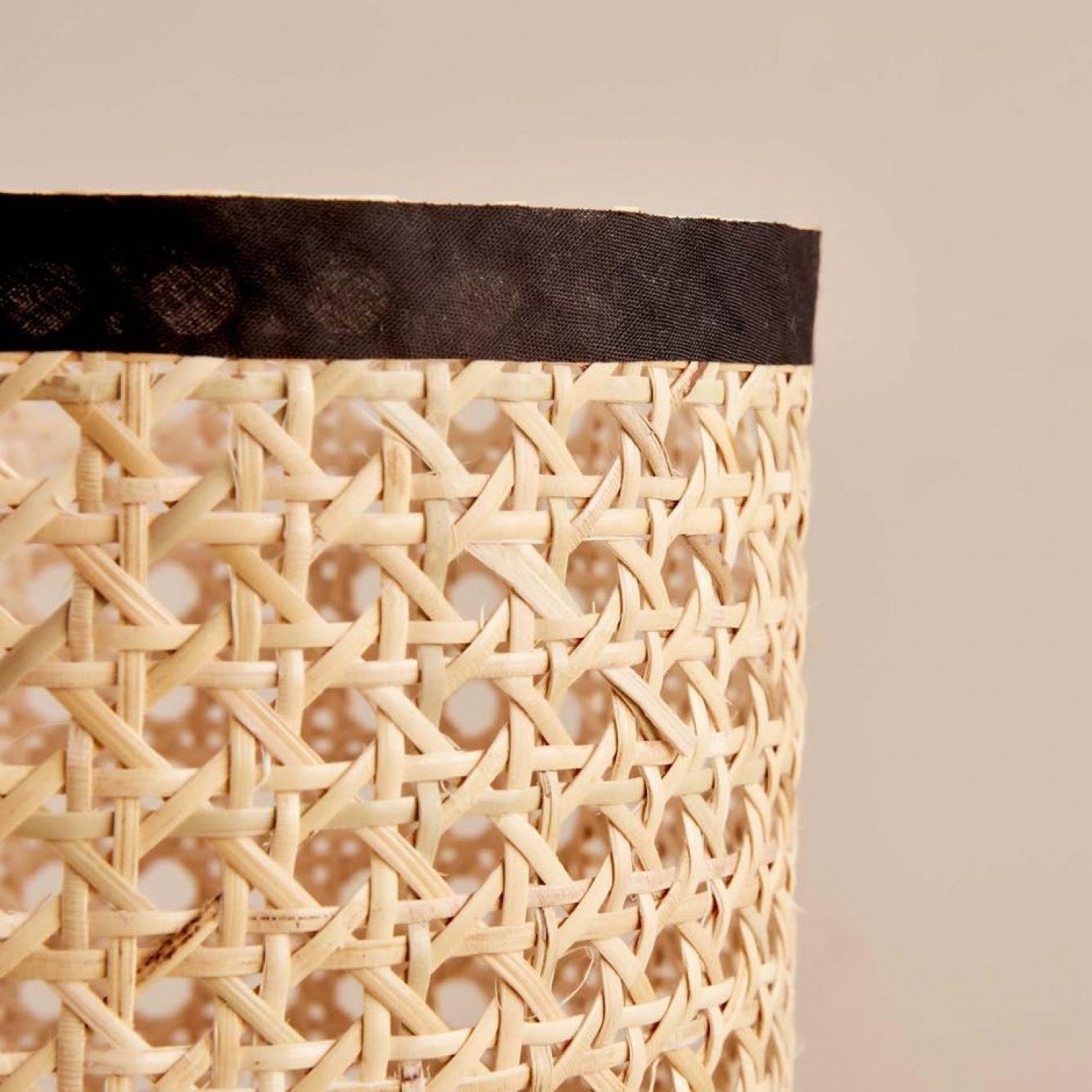 Candeeiro de Mesa – 30 cm – Creme e Preto – Tecido e Madeira