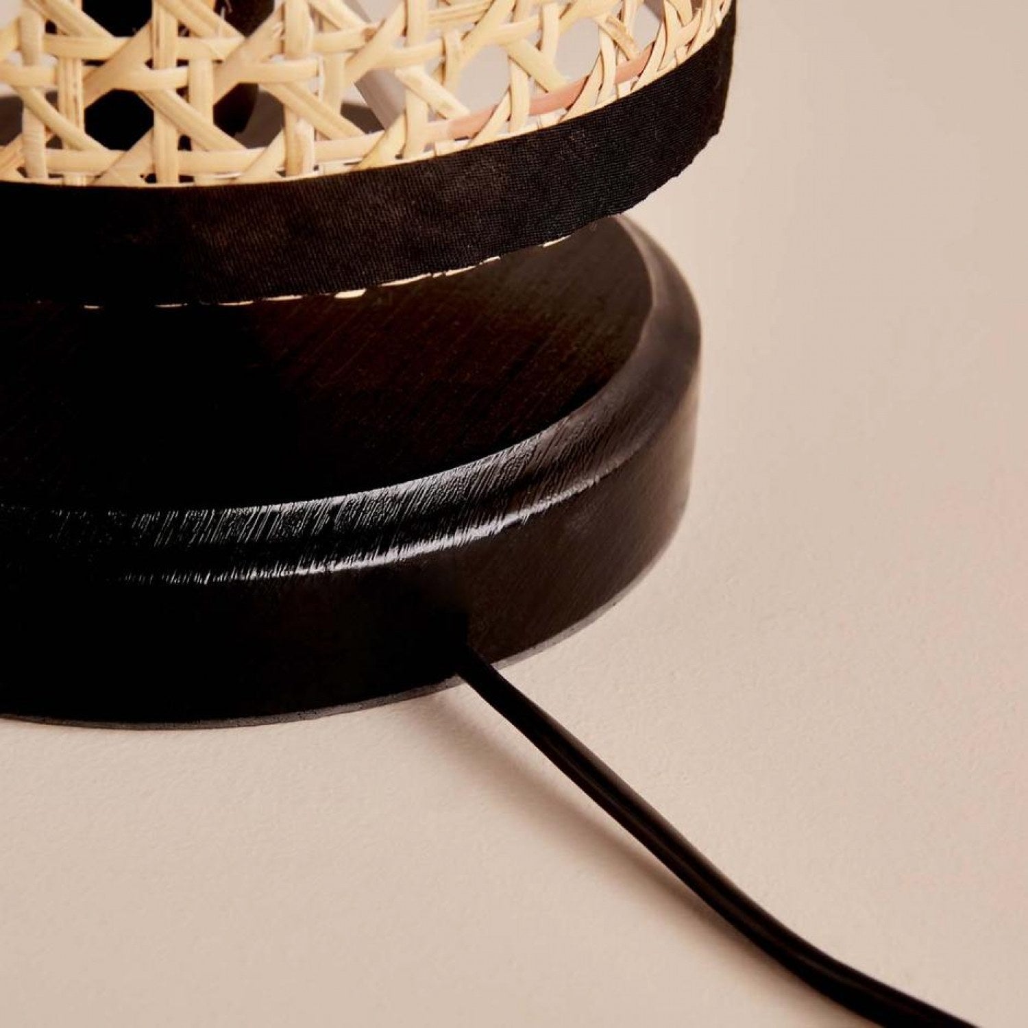 Candeeiro de Mesa – 30 cm – Creme e Preto – Tecido e Madeira