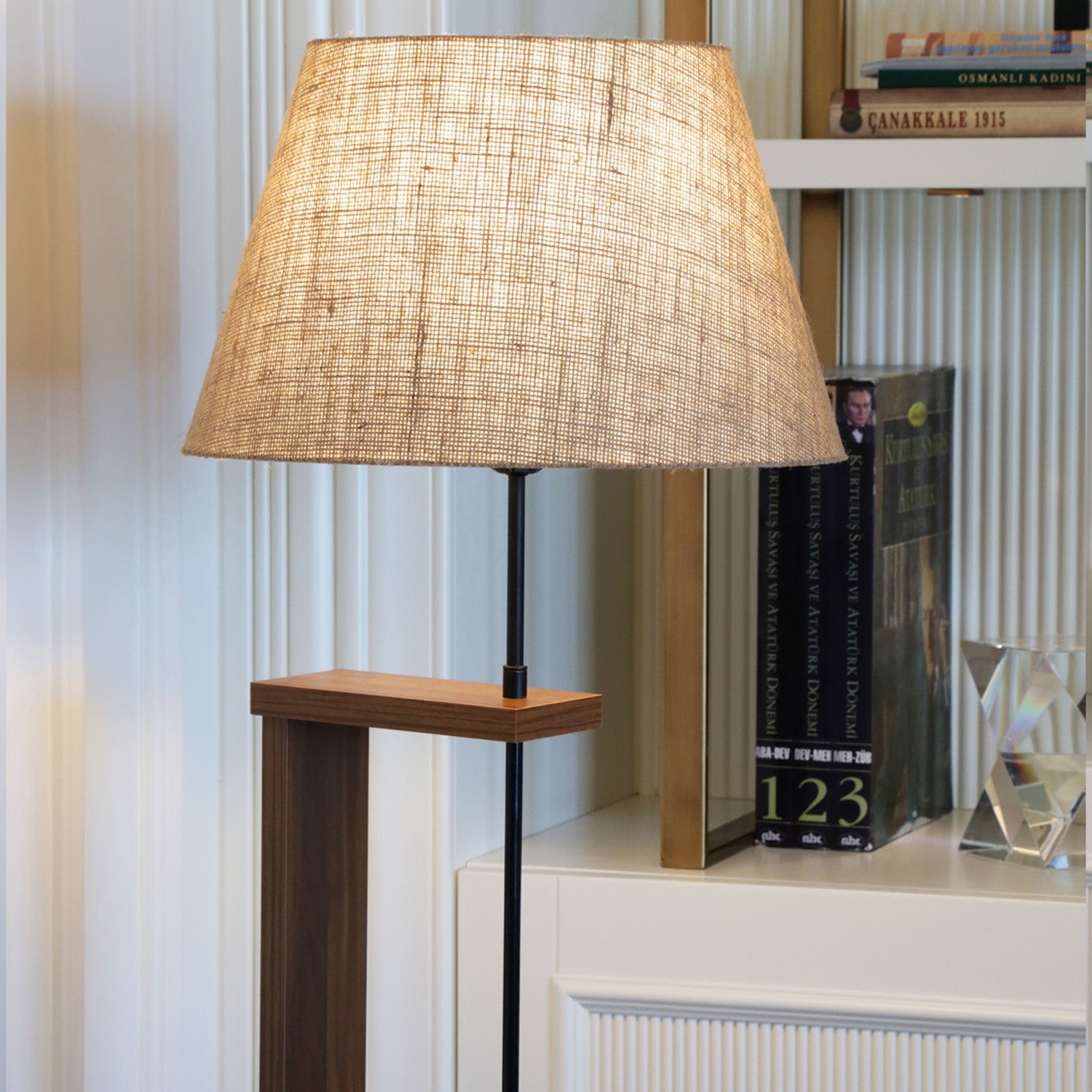 Candeeiro de Pé de Madeira – 150 cm – Creme