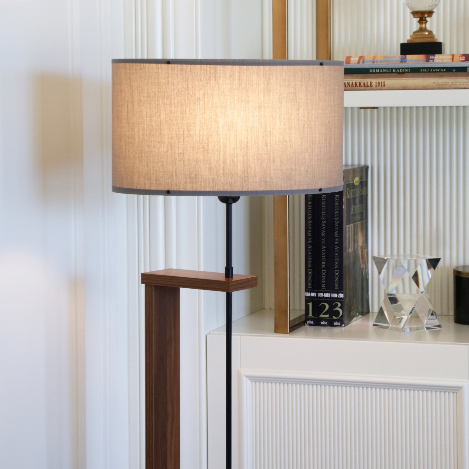 Candeeiro de Pé de Madeira – 150 cm – Cinza Escuro