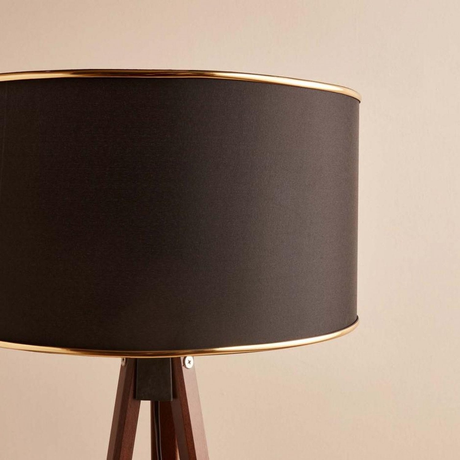 Candeeiro de Pé – 140 cm – Preto e Marrom – Tecido e Madeira