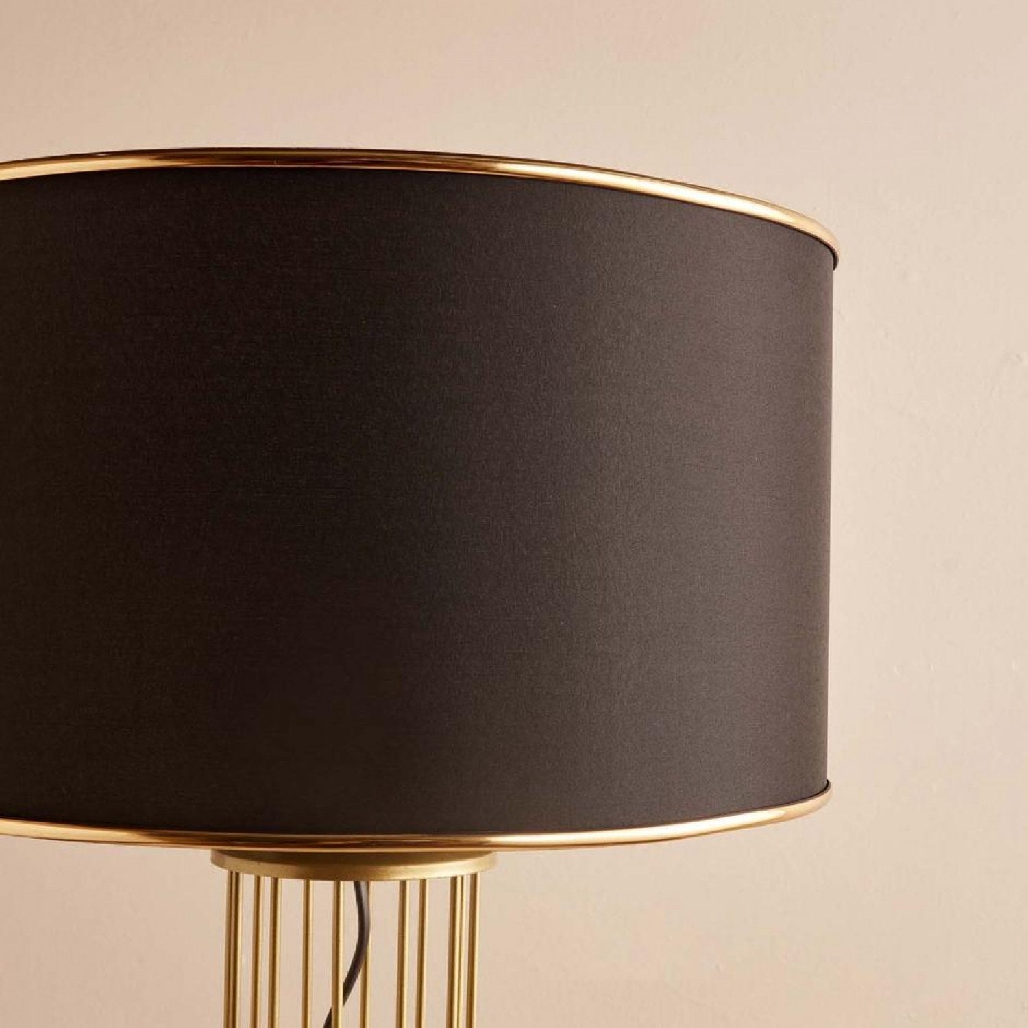 Candeeiro de Pé – 144 cm – Preto e Dourado – Metal