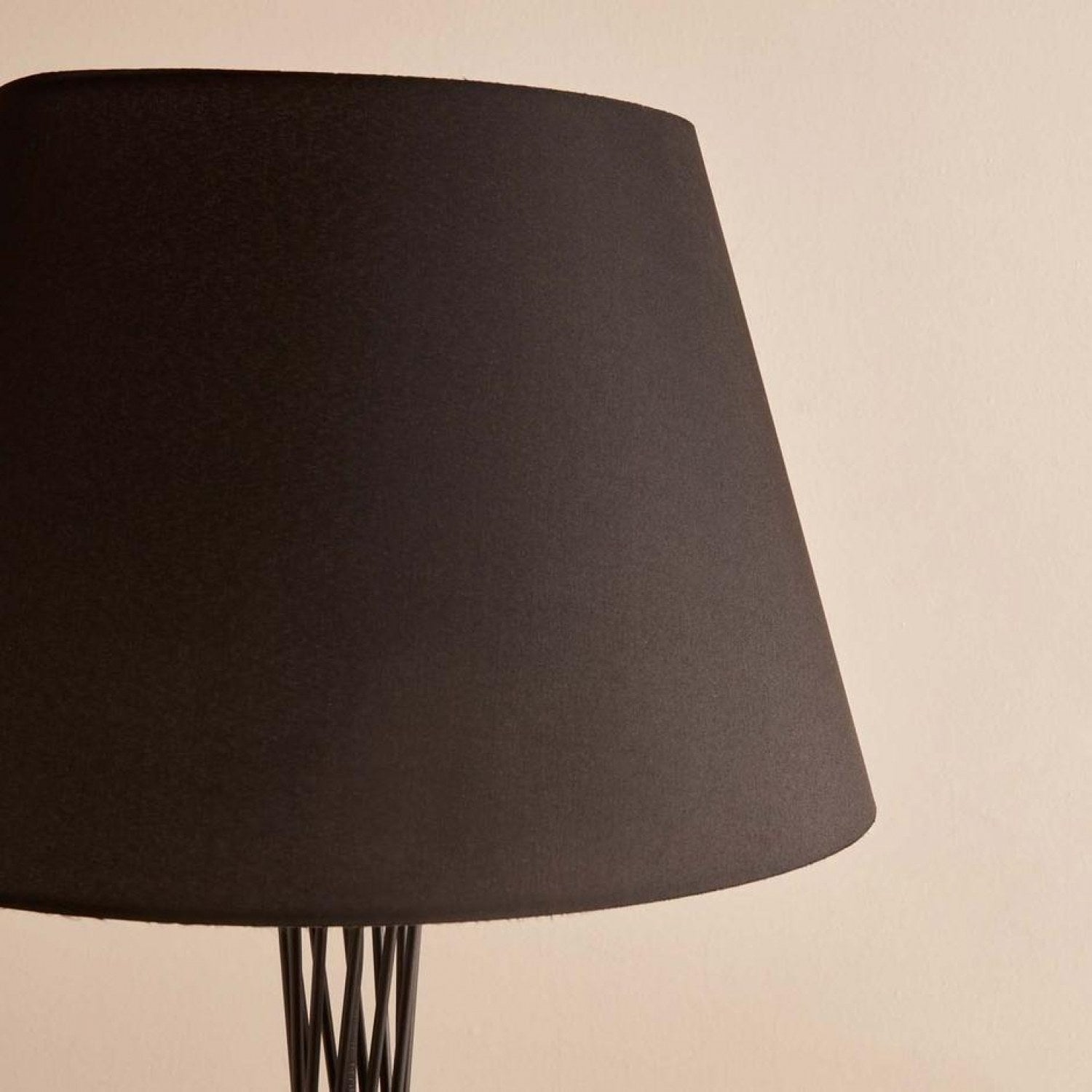 Candeeiro de Pé – 144 cm – Preto – Metal