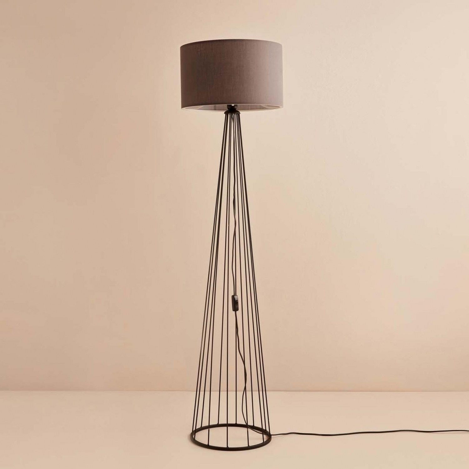Candeeiro de Pé – 144 cm – Preto e Marrom – Tecido e Metal