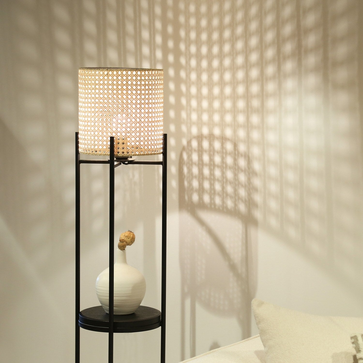 Candeeiro de Pé – 140 cm – Creme e Preto – Rattan e Metal