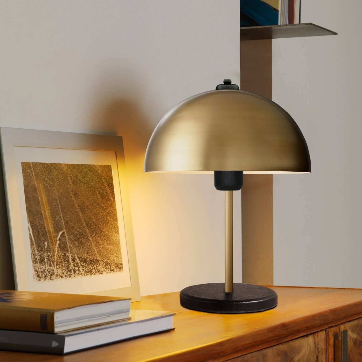 Candeeiro de Mesa – Diâmetro da tampa: 23 cm – Altura total: 38 cm – Cor antiquada – Material: Metal e MDF