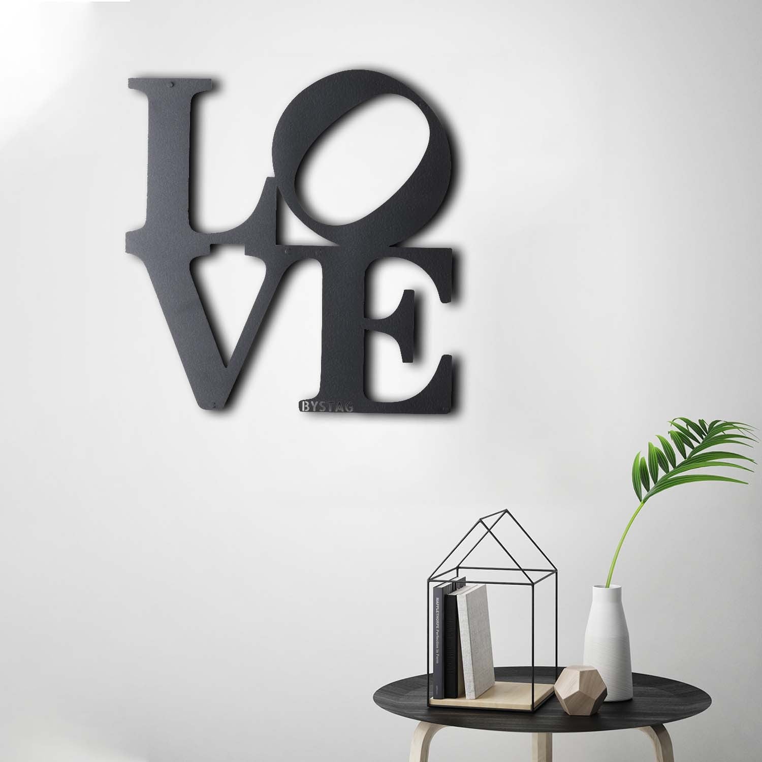 Acessório Decorativo de Parede "Love" em Metal Preto - 33x34cm