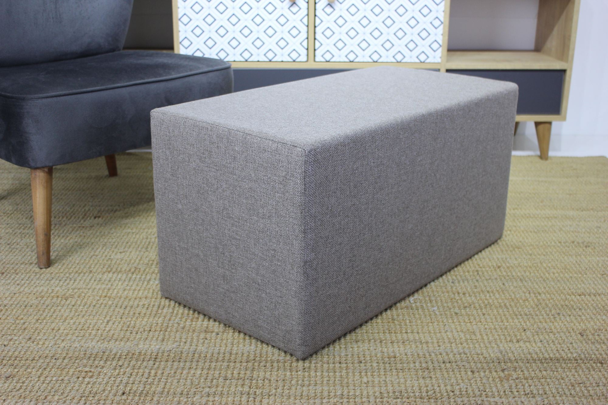 Pufe elegante, marrom, 80 x 42 x 40 cm | Estrutura em madeira de faia, tecido fácil de limpar, capacidade para 150 kg | Perfeito para decoração moderna e escandinava
