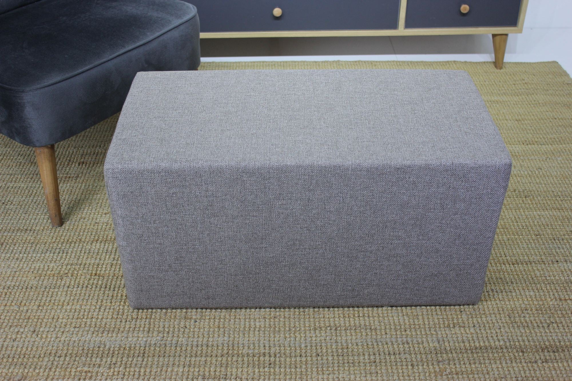 Pufe elegante, marrom, 80 x 42 x 40 cm | Estrutura em madeira de faia, tecido fácil de limpar, capacidade para 150 kg | Perfeito para decoração moderna e escandinava