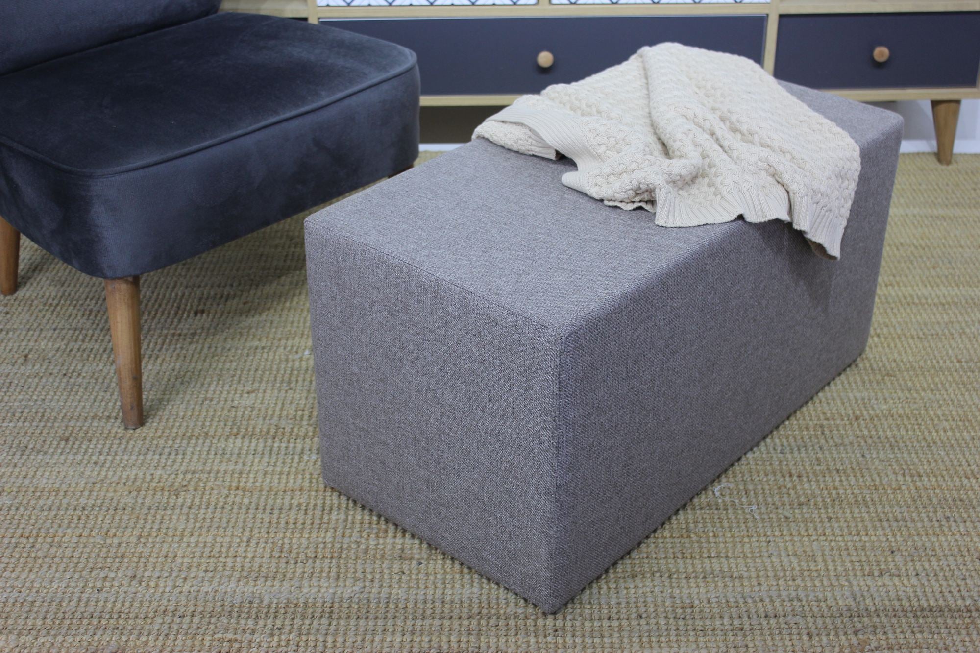 Pufe elegante, marrom, 80 x 42 x 40 cm | Estrutura em madeira de faia, tecido fácil de limpar, capacidade para 150 kg | Perfeito para decoração moderna e escandinava
