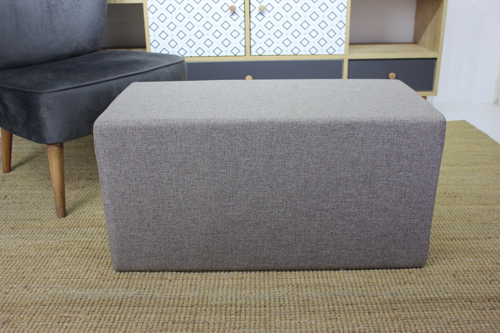 Pufe elegante, marrom, 80 x 42 x 40 cm | Estrutura em madeira de faia, tecido fácil de limpar, capacidade para 150 kg | Perfeito para decoração moderna e escandinava