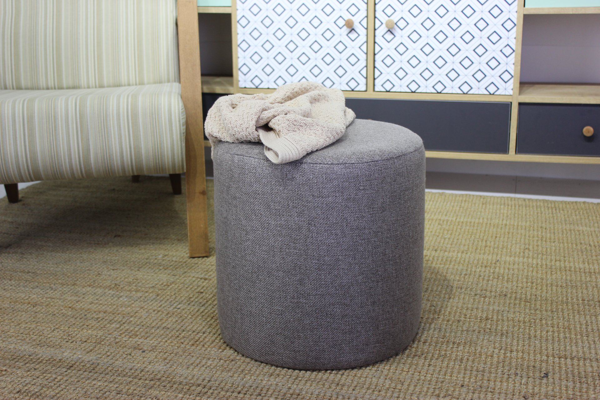 Elegante pufe marrom, 40x40x40 cm, estrutura de madeira de faia, tecido fácil de limpar, capacidade de 150 kg, design escandinavo moderno para uso doméstico e hoteleiro