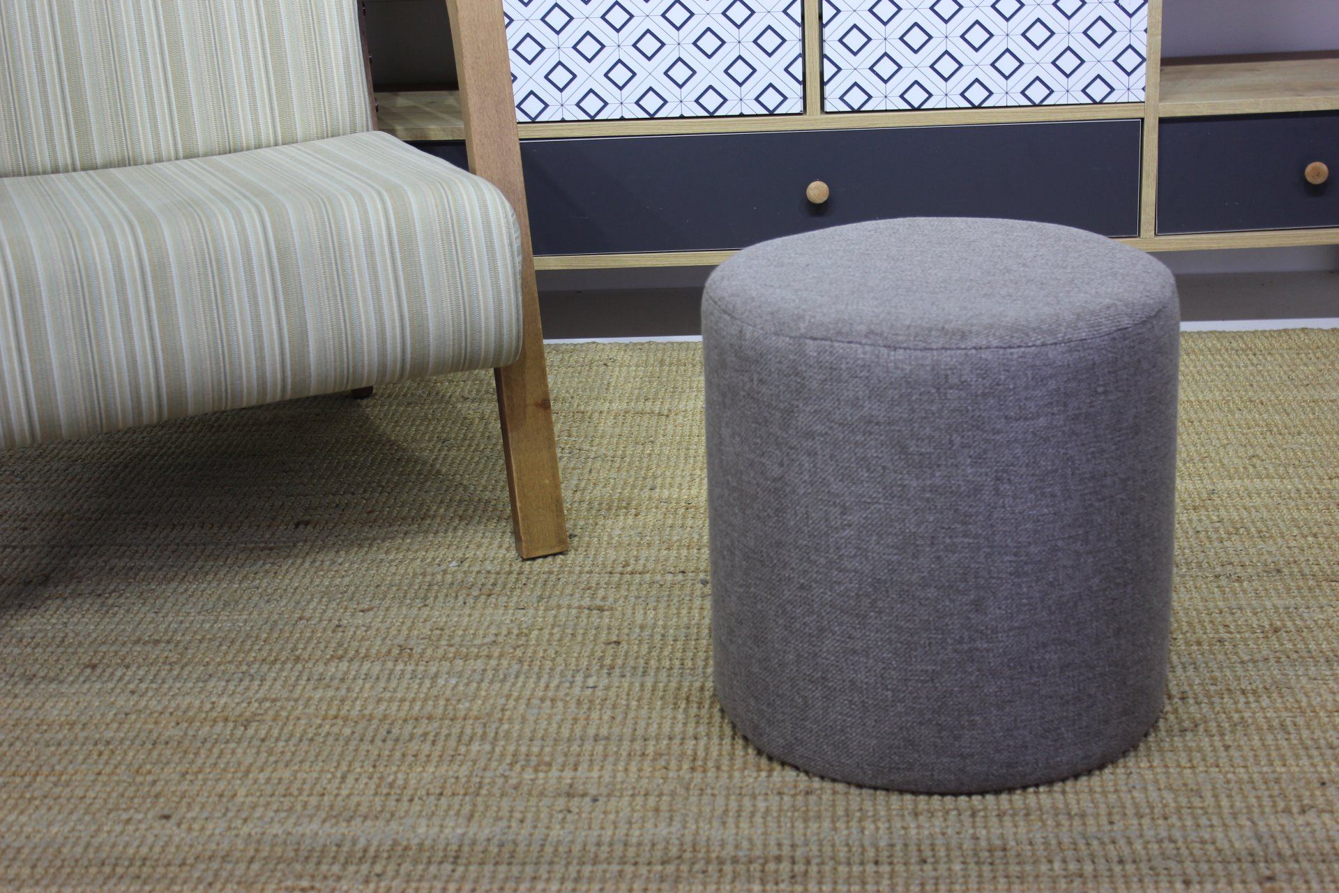 Elegante pufe marrom, 40x40x40 cm, estrutura de madeira de faia, tecido fácil de limpar, capacidade de 150 kg, design escandinavo moderno para uso doméstico e hoteleiro