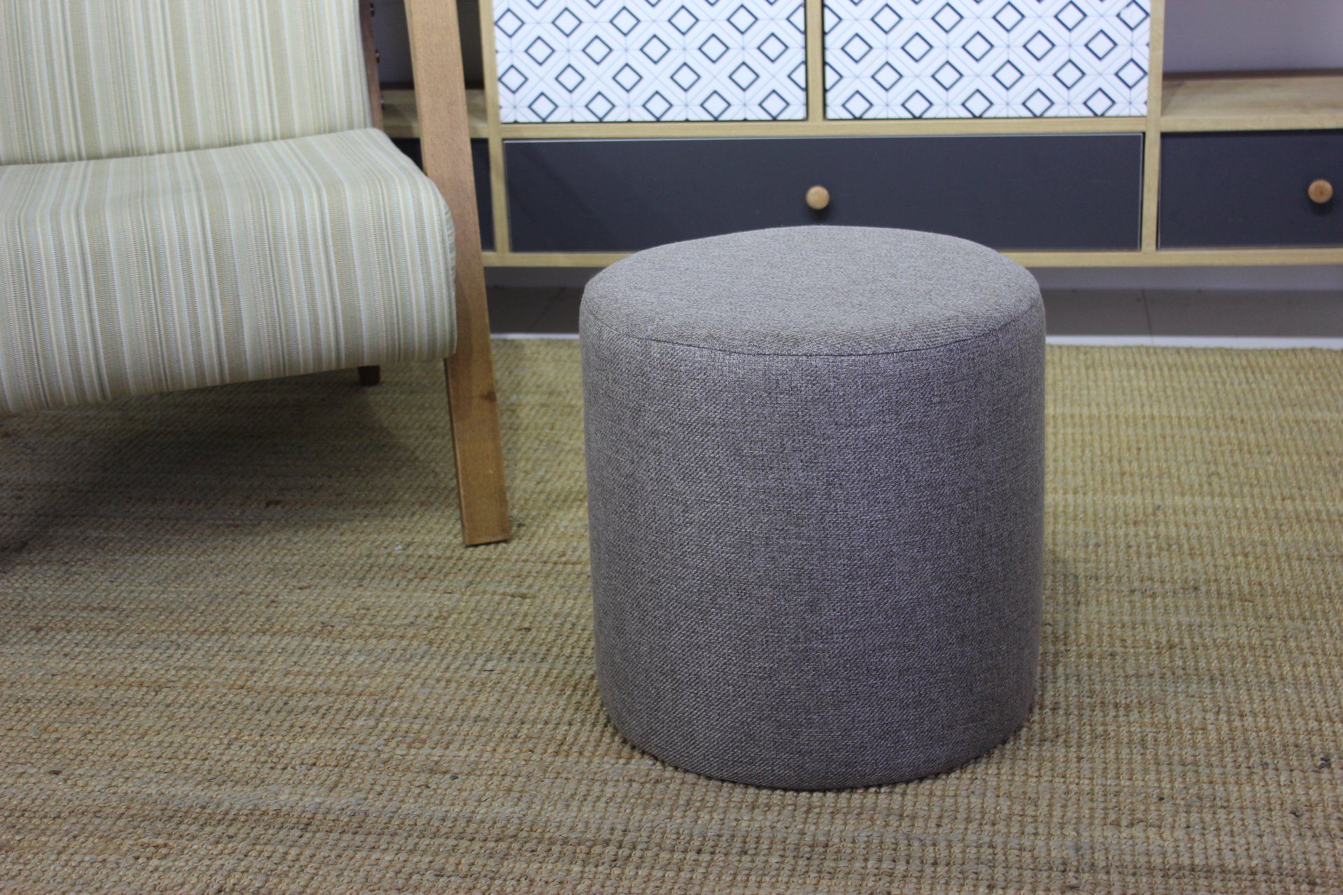Elegante pufe marrom, 40x40x40 cm, estrutura de madeira de faia, tecido fácil de limpar, capacidade de 150 kg, design escandinavo moderno para uso doméstico e hoteleiro