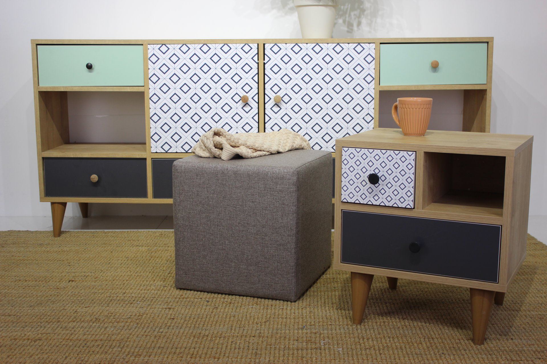 Pufe elegante, marrom, 40x42 cm | Estrutura em madeira de faia, tecido fácil de limpar, capacidade para 150 kg | Design escandinavo moderno para residências e hotéis