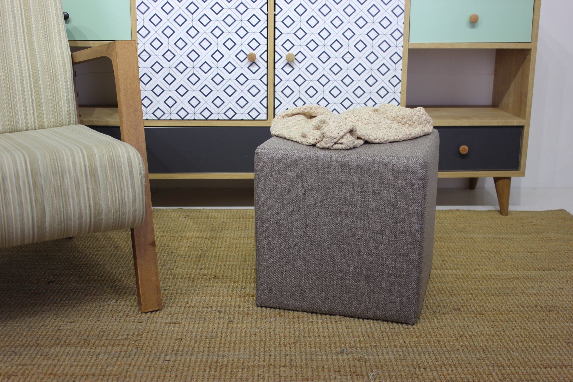 Pufe elegante, marrom, 40x42 cm | Estrutura em madeira de faia, tecido fácil de limpar, capacidade para 150 kg | Design escandinavo moderno para residências e hotéis