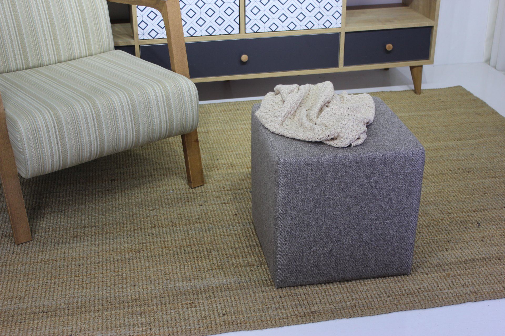 Pufe elegante, marrom, 40x42 cm | Estrutura em madeira de faia, tecido fácil de limpar, capacidade para 150 kg | Design escandinavo moderno para residências e hotéis