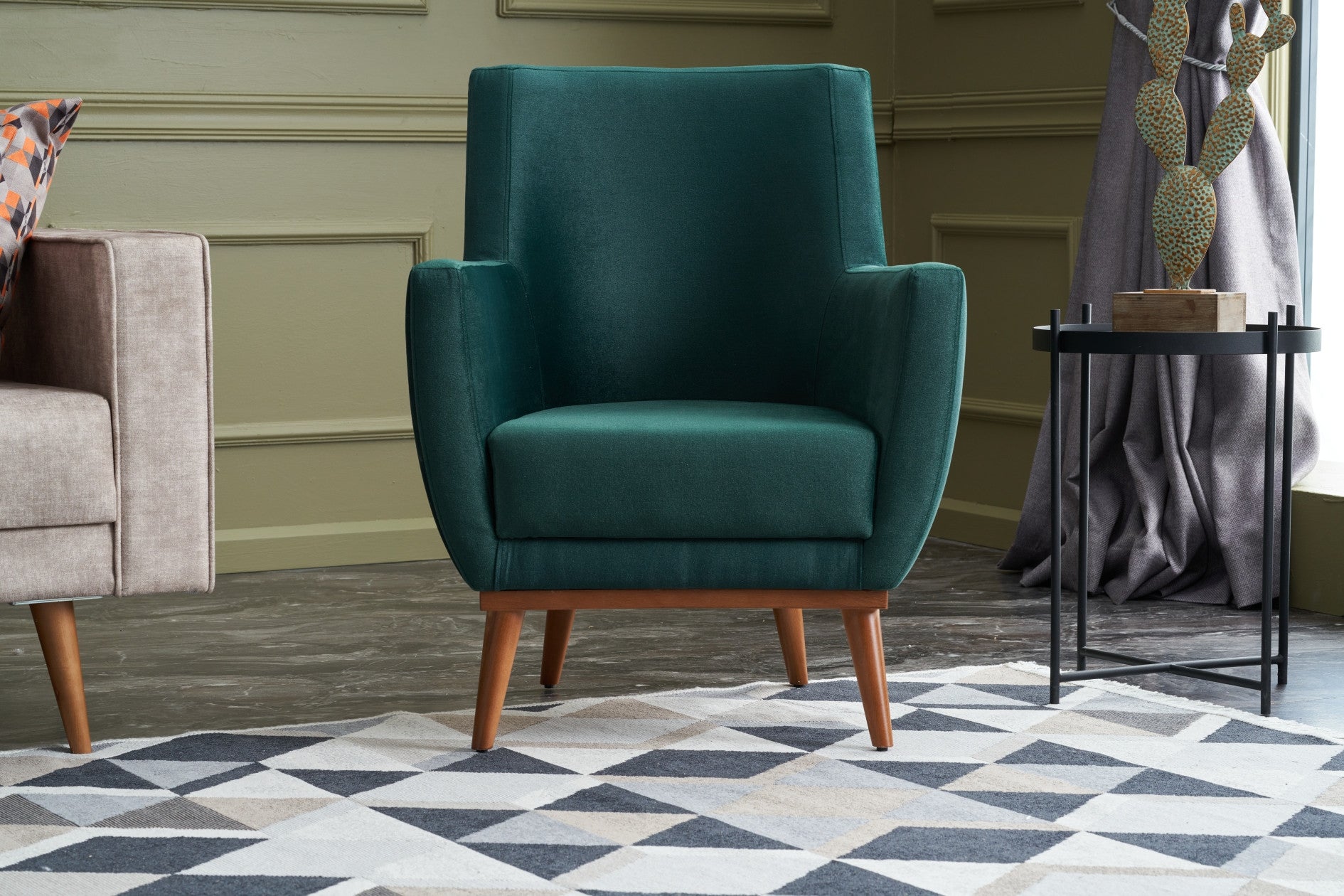Poltrona Elegante Verde, Tecido de Veludo, Estrutura de Madeira de Carpa, 74x80x75 cm | Assento de Espuma DNS 32, Fácil de Limpar | Perfeita para Decoração Moderna de Casas e Hotéis