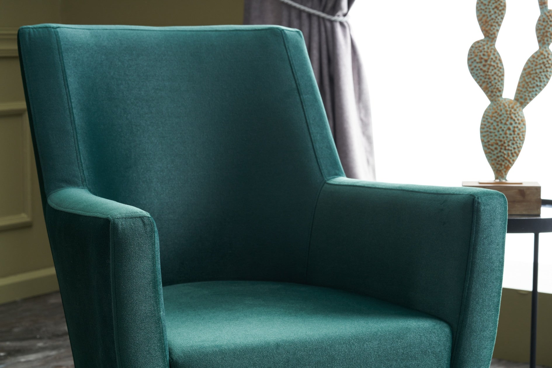 Poltrona Elegante Verde, Tecido de Veludo, Estrutura de Madeira de Carpa, 74x80x75 cm | Assento de Espuma DNS 32, Fácil de Limpar | Perfeita para Decoração Moderna de Casas e Hotéis