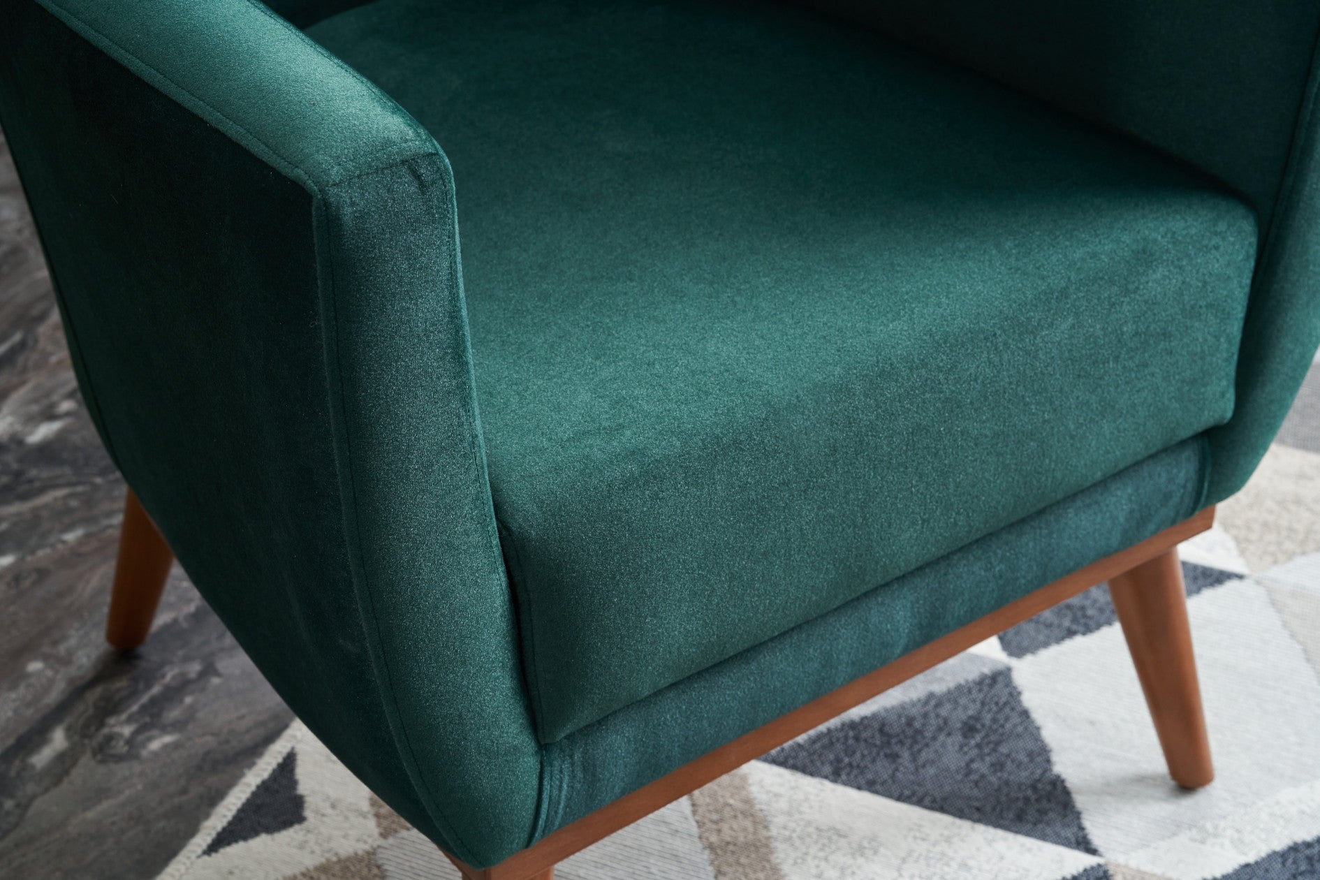 Poltrona Elegante Verde, Tecido de Veludo, Estrutura de Madeira de Carpa, 74x80x75 cm | Assento de Espuma DNS 32, Fácil de Limpar | Perfeita para Decoração Moderna de Casas e Hotéis